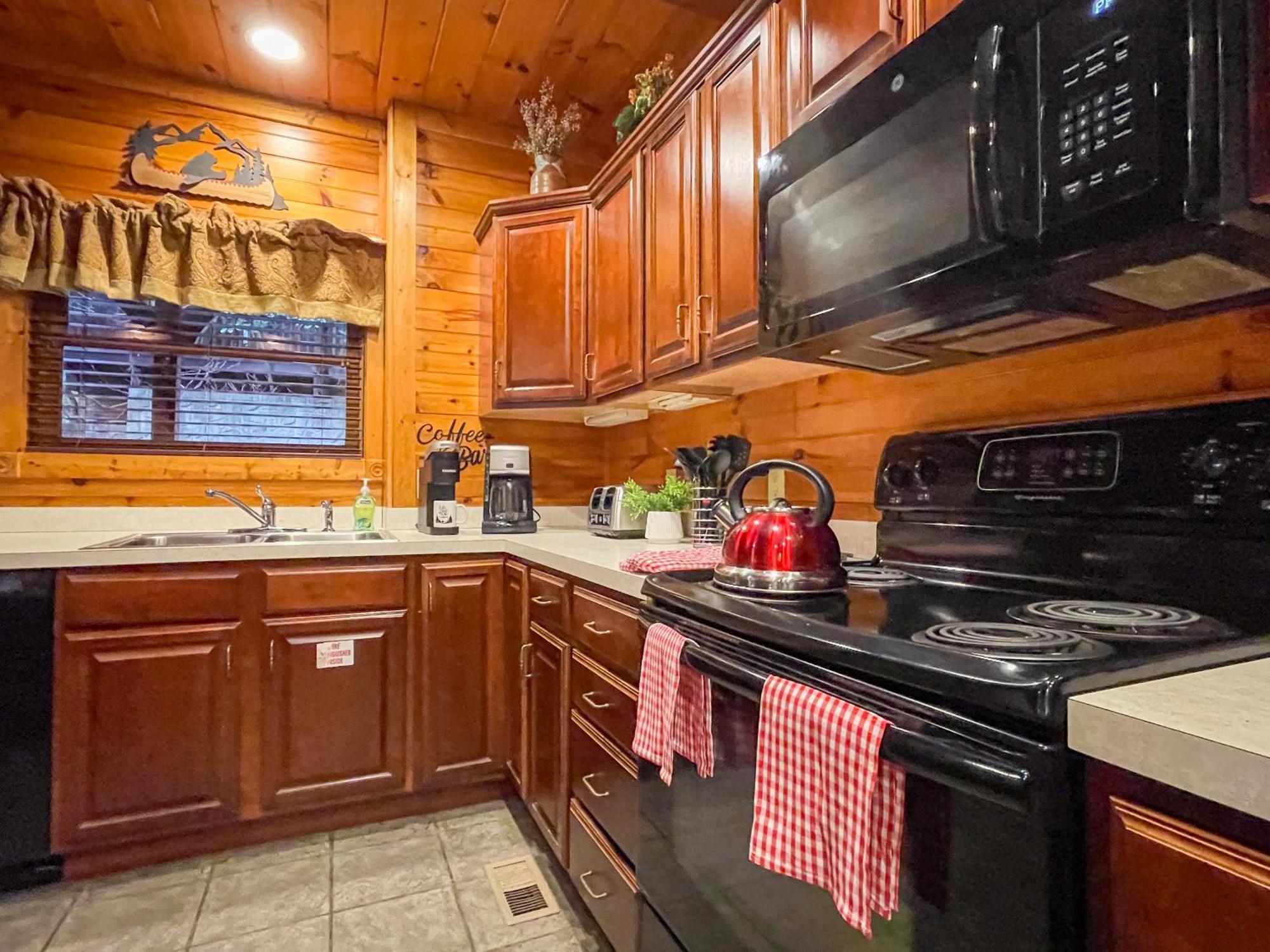 Spacious Log Cabin, Easy Drive, Hot Tub, Arcade Gameroom, Mountain Vibe Villa
