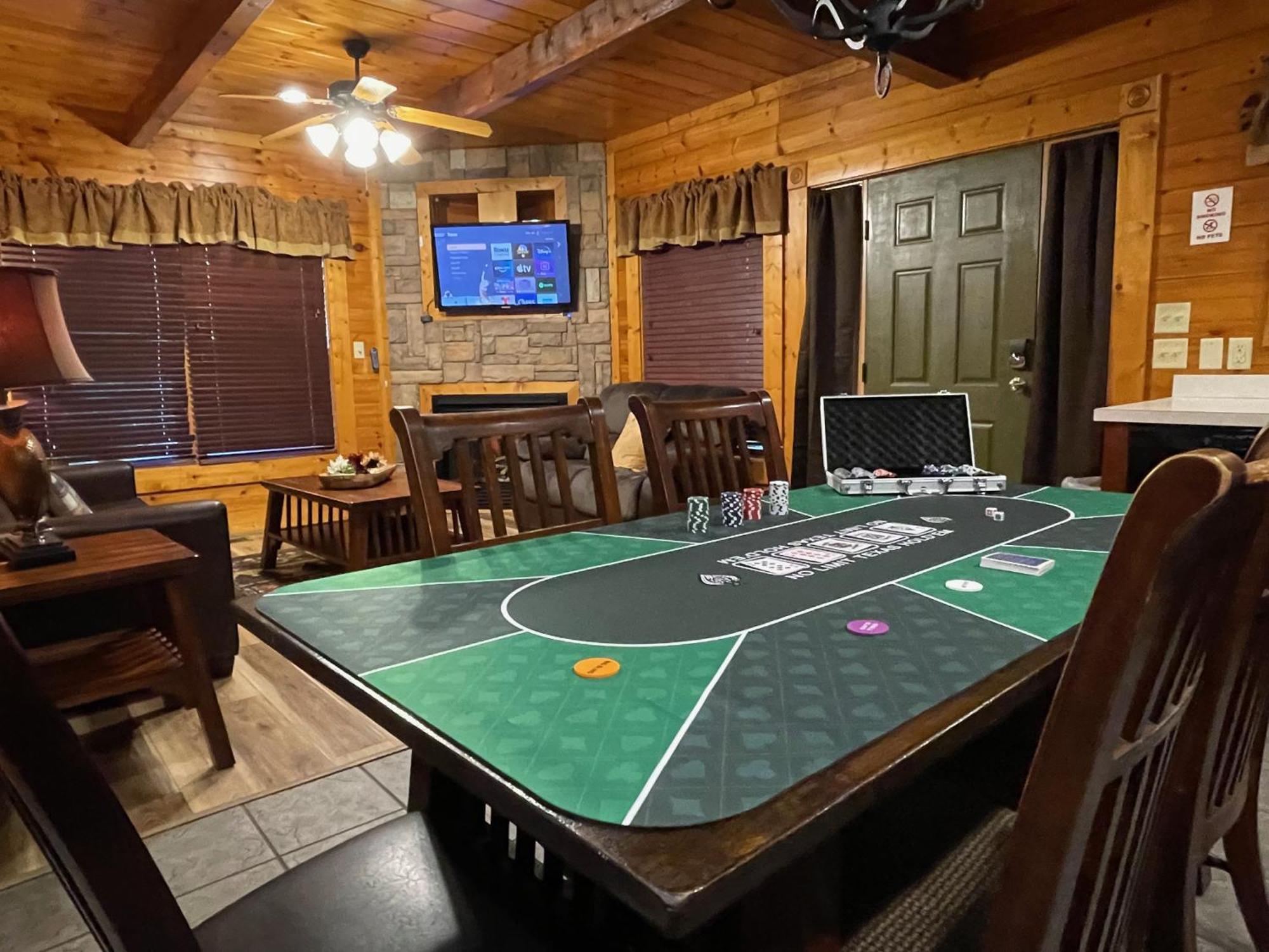 Spacious Log Cabin, Easy Drive, Hot Tub, Arcade Gameroom, Mountain Vibe *