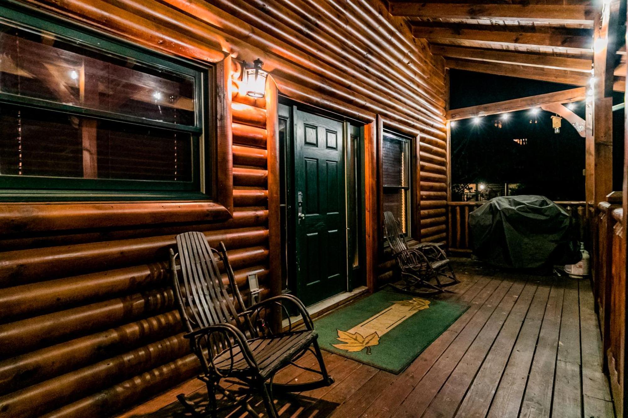 Spacious Log Cabin, Easy Drive, Hot Tub, Arcade Gameroom, Mountain Vibe * Gatlinburg