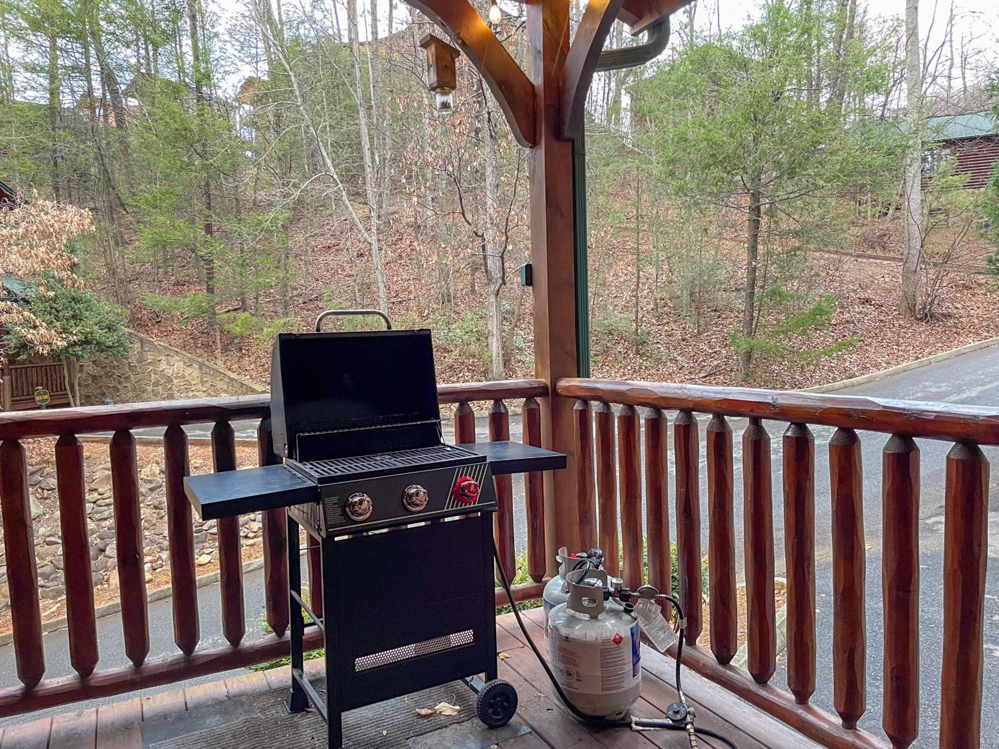 Spacious Log Cabin, Easy Drive, Hot Tub, Arcade Gameroom, Mountain Vibe