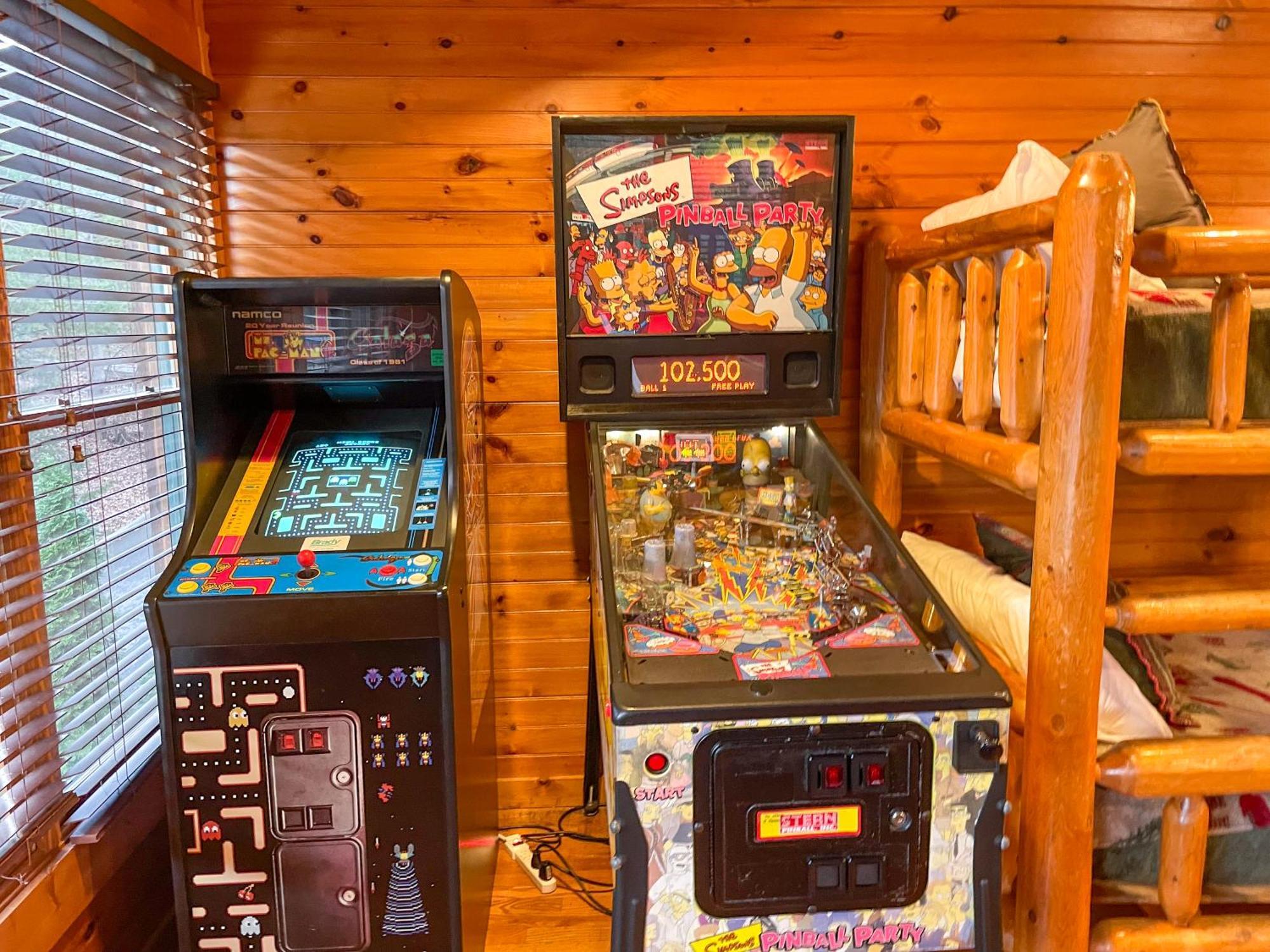 Spacious Log Cabin, Easy Drive, Hot Tub, Arcade Gameroom, Mountain Vibe * Gatlinburg
