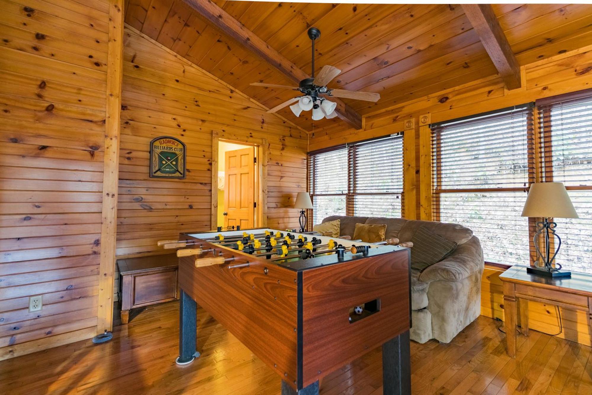 Spacious Log Cabin, Easy Drive, Hot Tub, Arcade Gameroom, Mountain Vibe Villa
