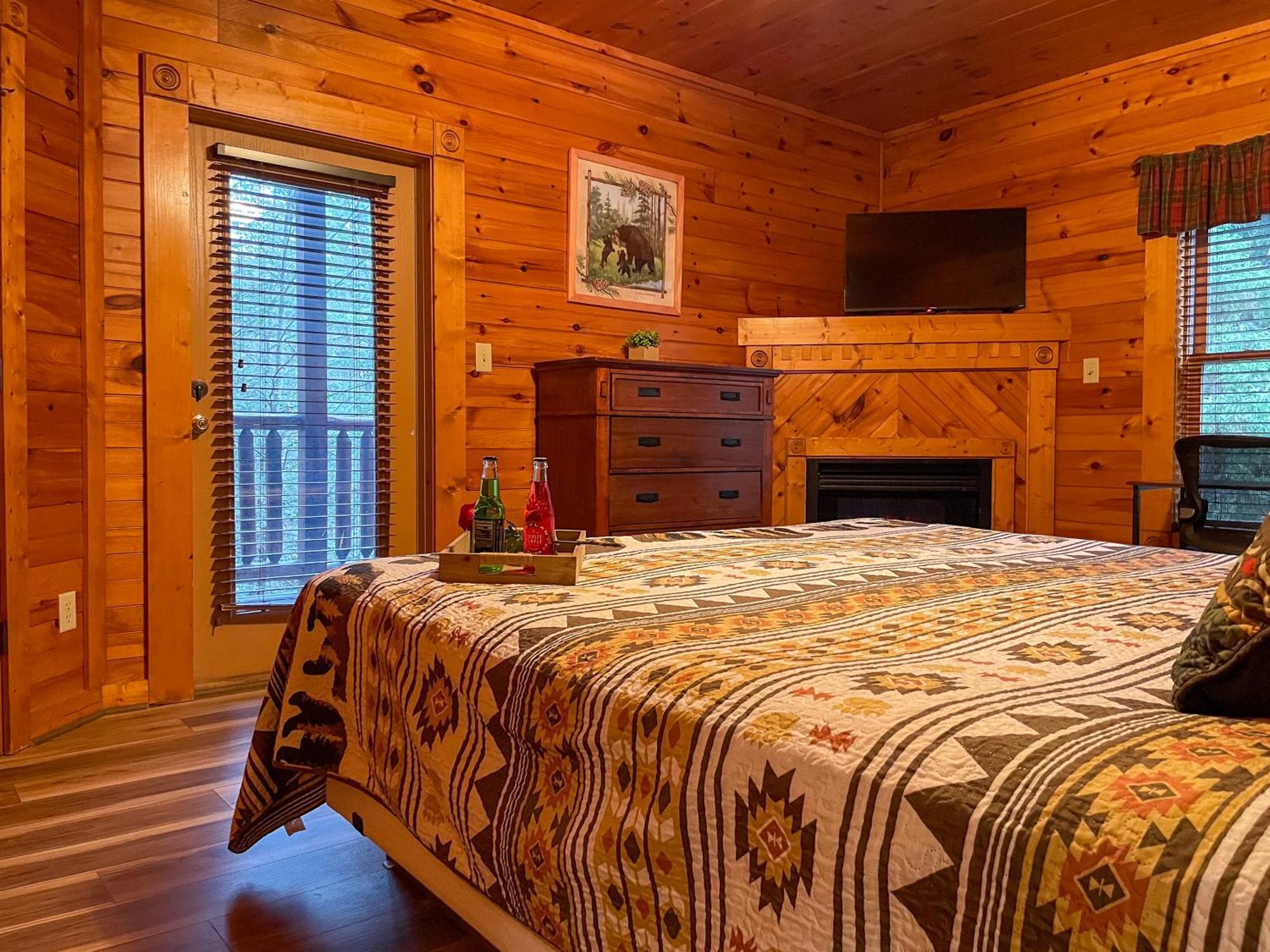 Villa Spacious Log Cabin, Easy Drive, Hot Tub, Arcade Gameroom, Mountain Vibe Gatlinburg