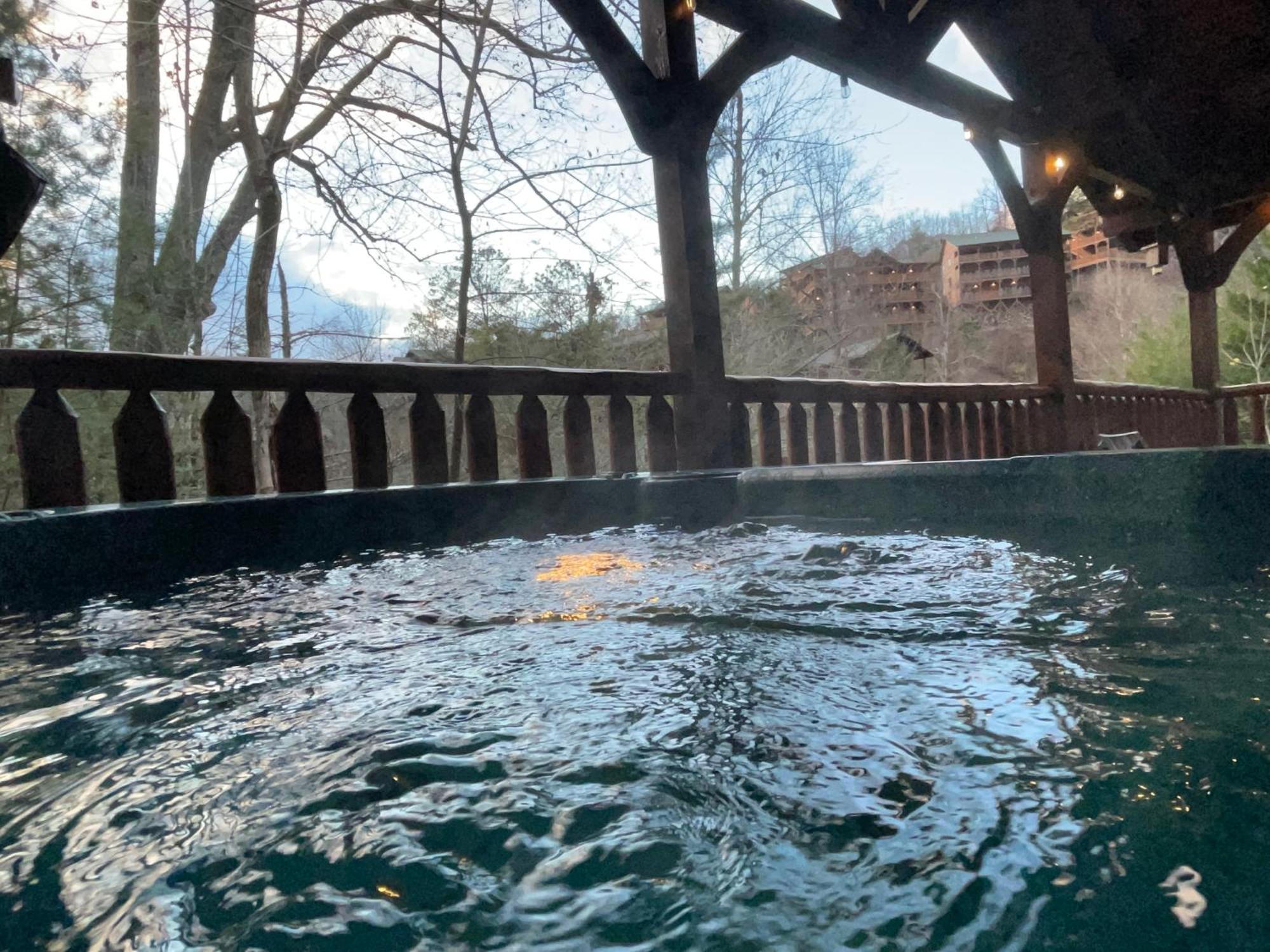 Spacious Log Cabin, Easy Drive, Hot Tub, Arcade Gameroom, Mountain Vibe Villa