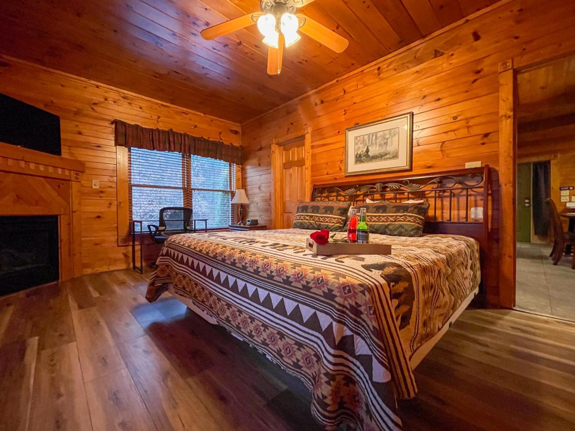 Spacious Log Cabin, Easy Drive, Hot Tub, Arcade Gameroom, Mountain Vibe *