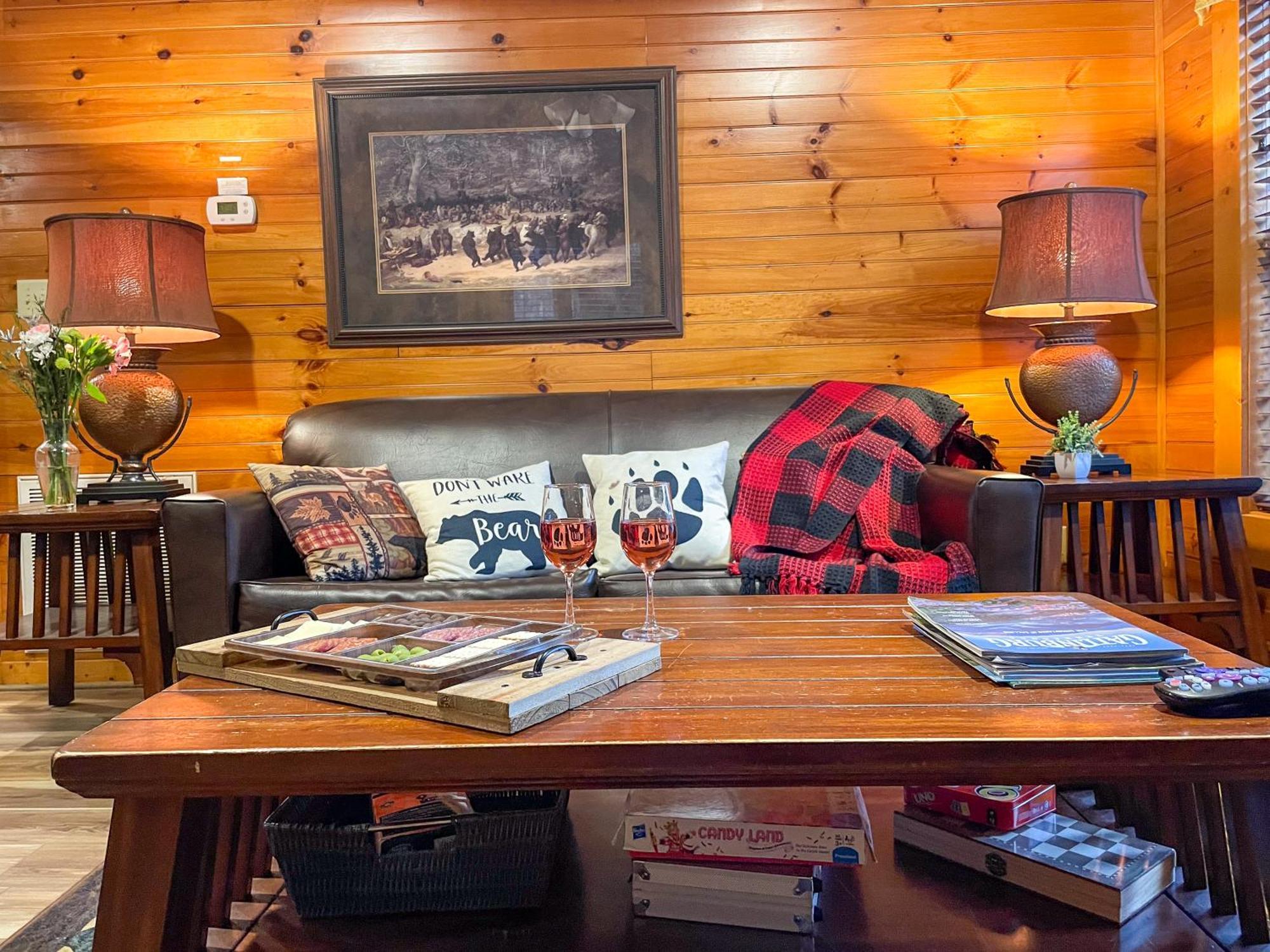 Spacious Log Cabin, Easy Drive, Hot Tub, Arcade Gameroom, Mountain Vibe * Gatlinburg