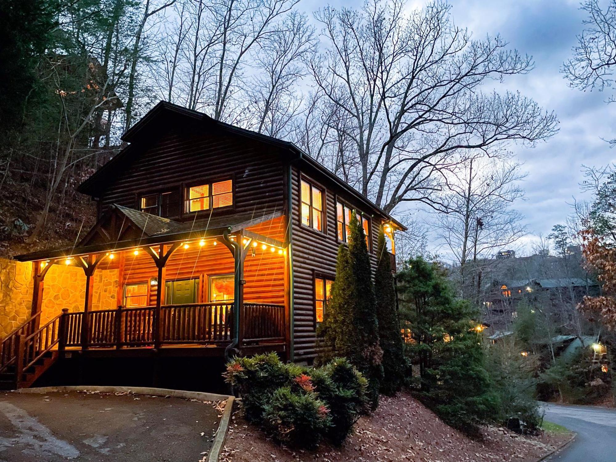 Spacious Log Cabin, Easy Drive, Hot Tub, Arcade Gameroom, Mountain Vibe Gatlinburg