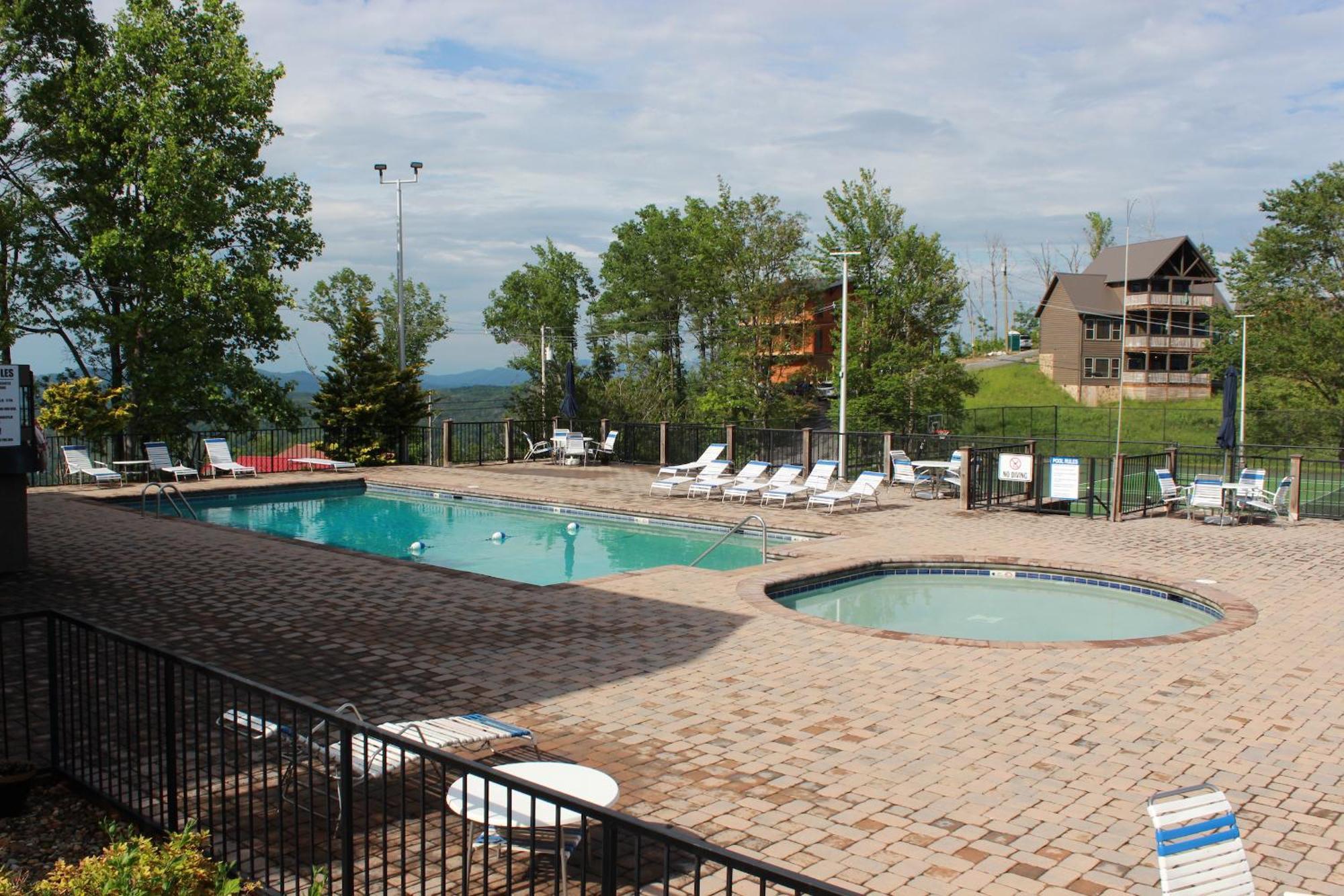 Heavenly View - Bear Themed Cabin, Hottub, Dog-friendly, Near Gatlinburg