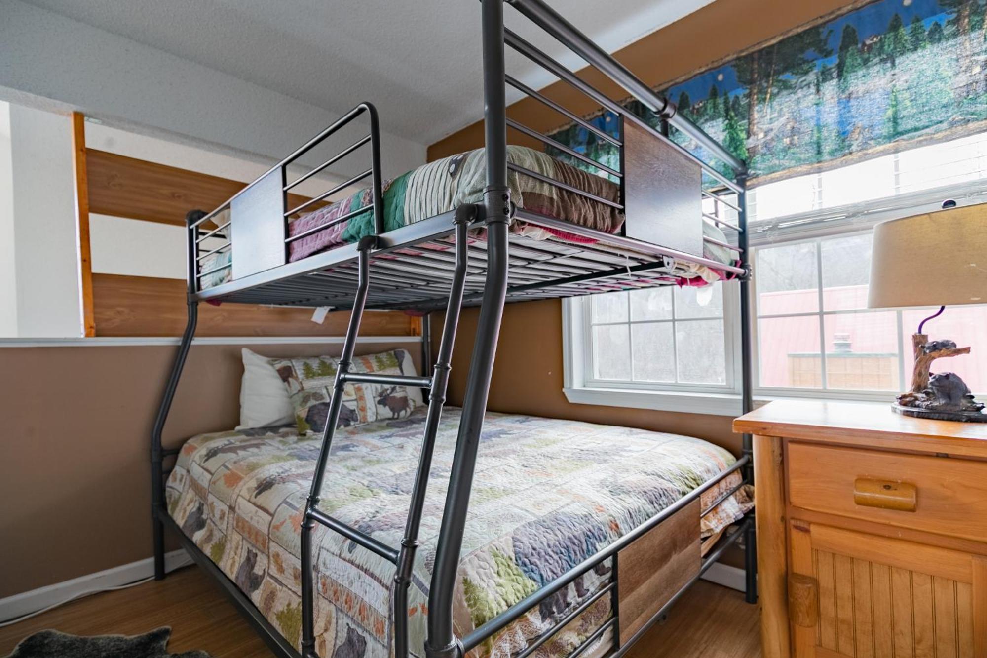 Heavenly View - Bear Themed Cabin, Hottub, Dog-friendly, Near Gatlinburg
