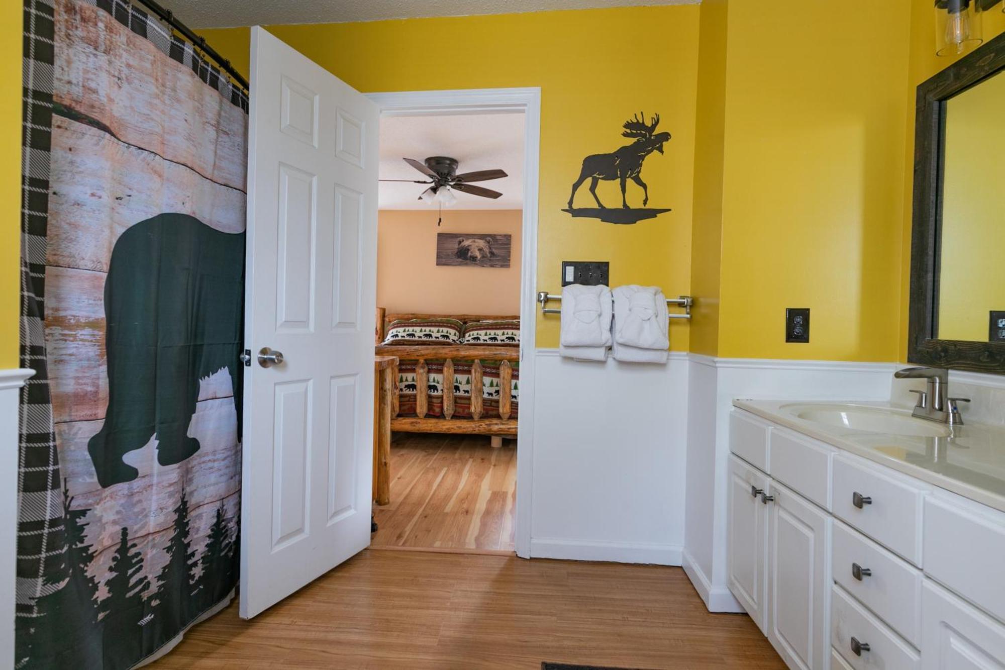 Heavenly View - Bear Themed Cabin, Hottub, Dog-friendly, Near Chalet