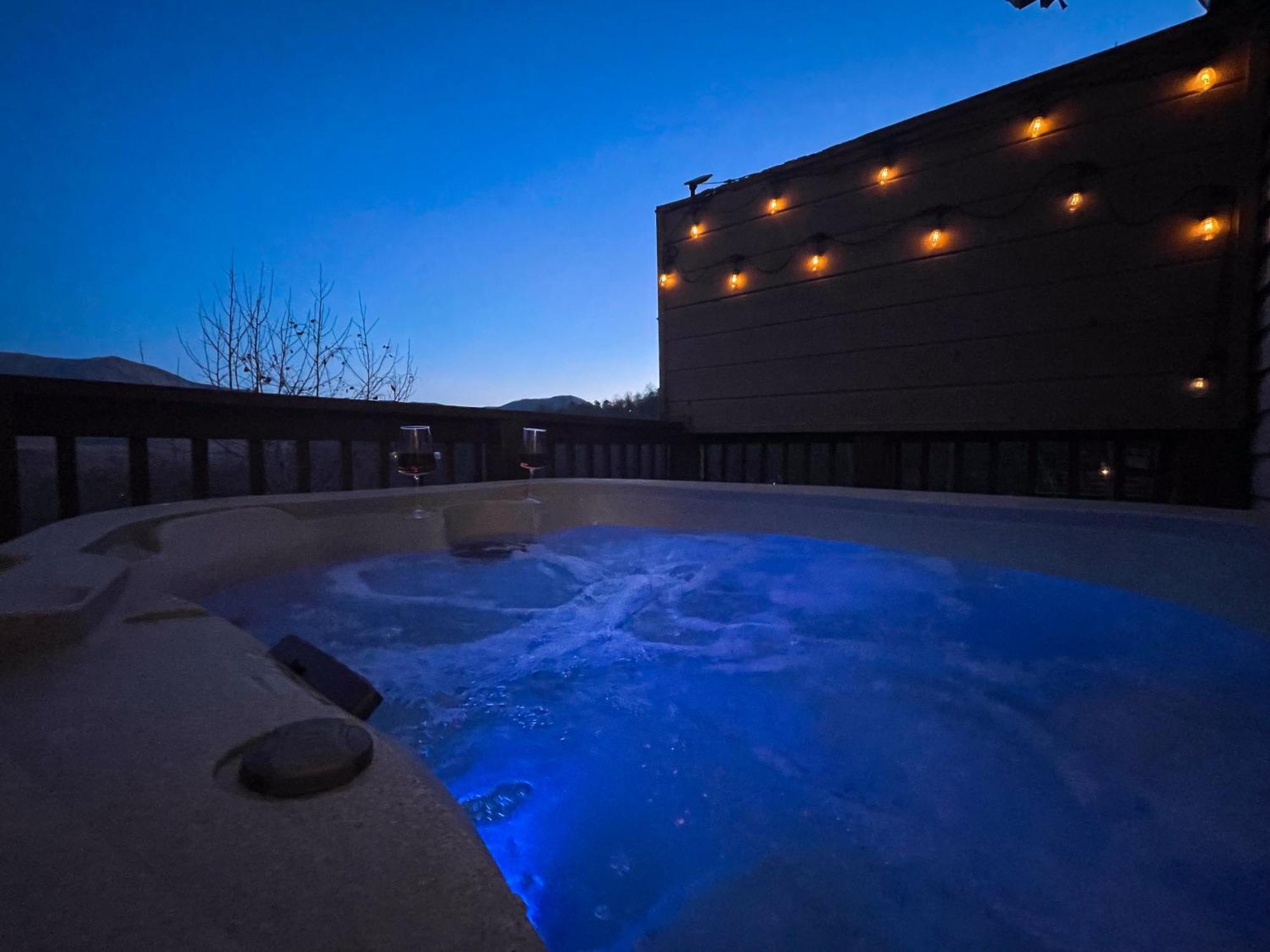 Heavenly View - Bear Themed Cabin, Hottub, Dog-friendly, Near Gatlinburg