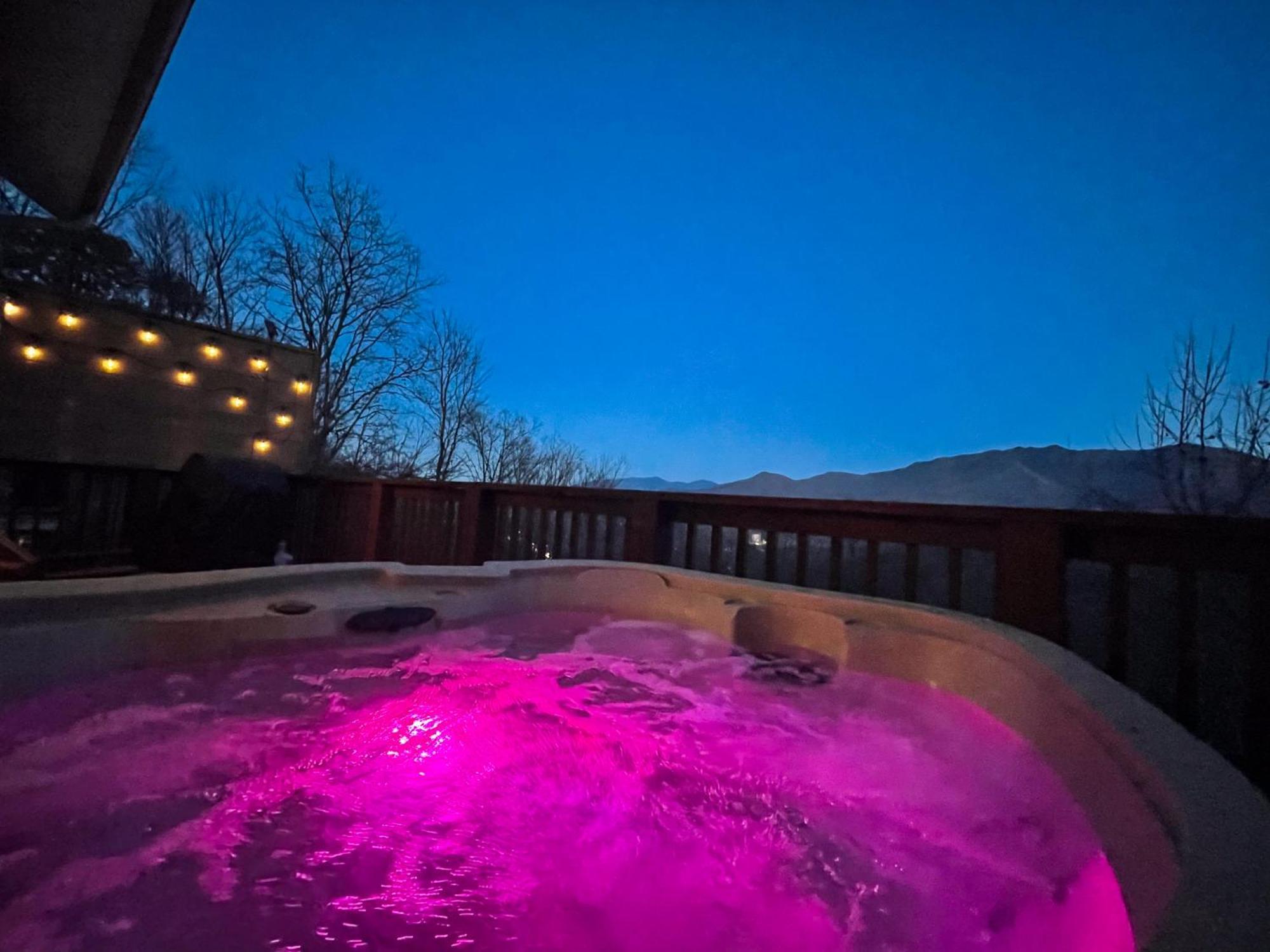 Chalet Heavenly View - Bear Themed Cabin, Hottub, Dog-friendly, Near Gatlinburg