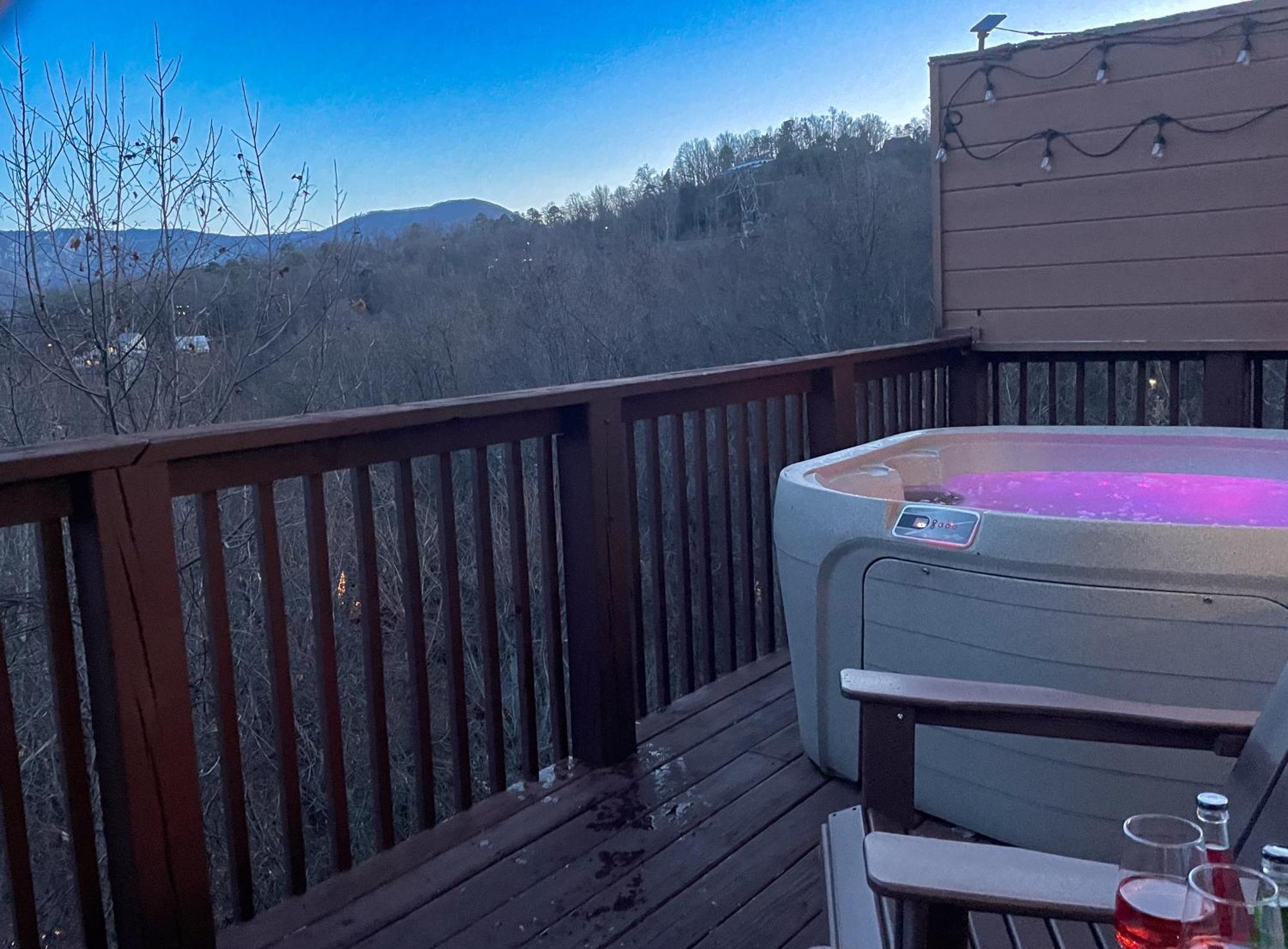 Heavenly View - Bear Themed Cabin, Hottub, Dog-friendly, Near Gatlinburg