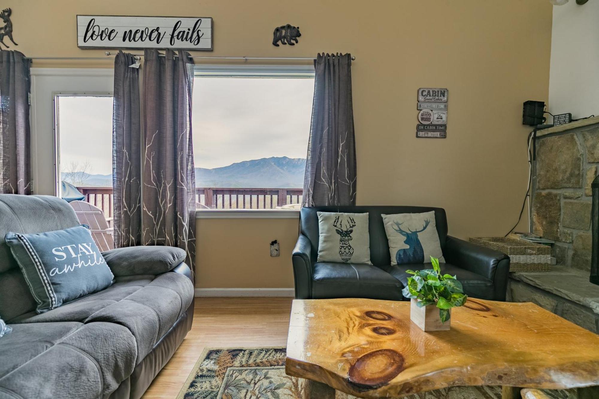 Heavenly View - Bear Themed Cabin, Hottub, Dog-friendly, Near