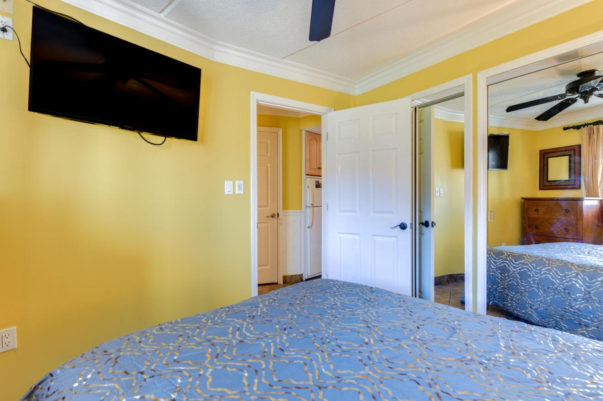 Downtown With Community Pool! Apartment