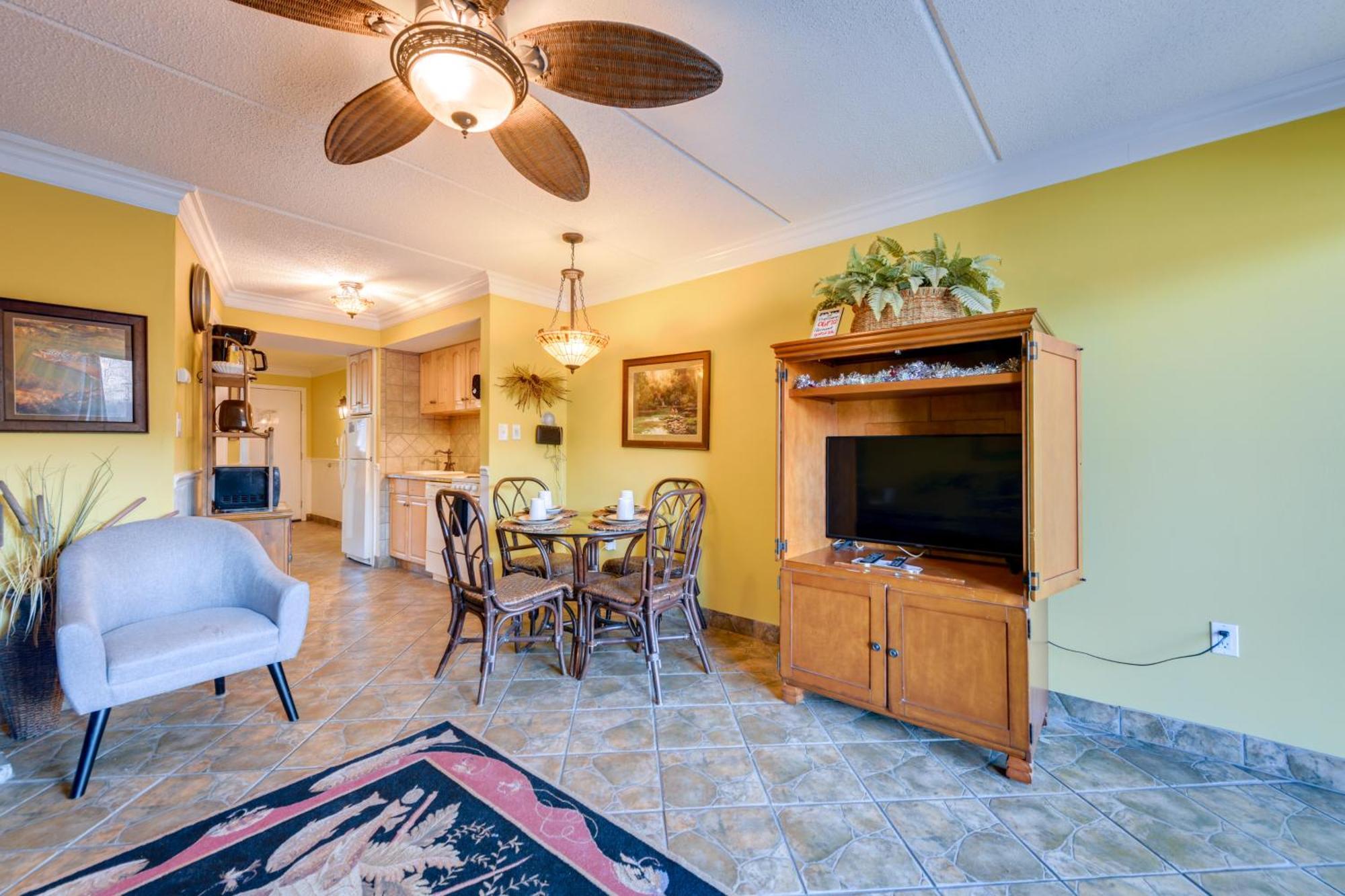 Apartment Downtown With Community Pool! *