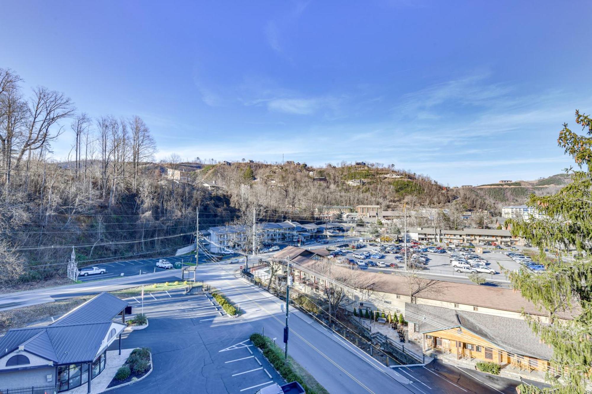 Downtown With Community Pool! Gatlinburg