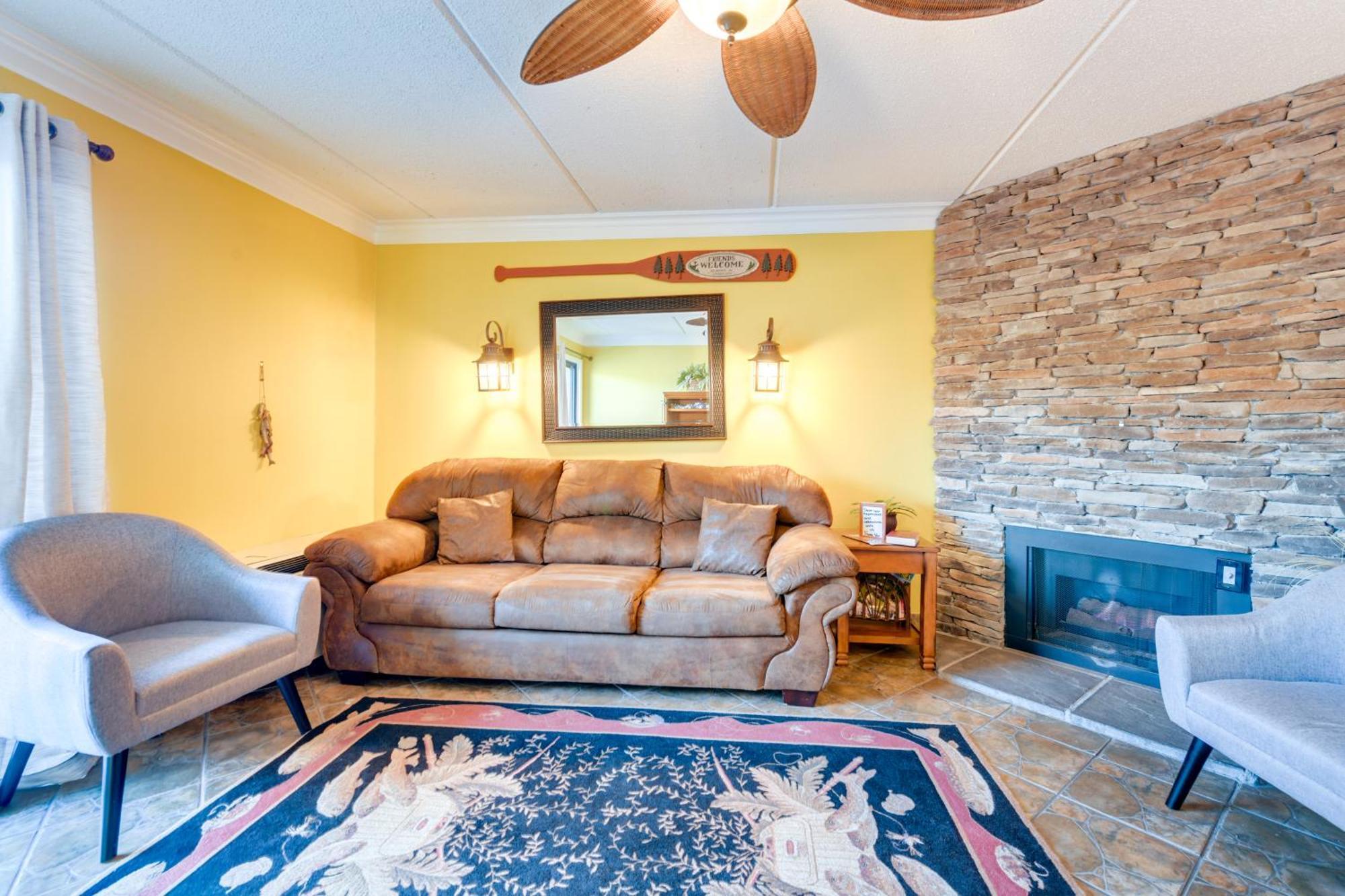 Downtown With Community Pool! Apartment