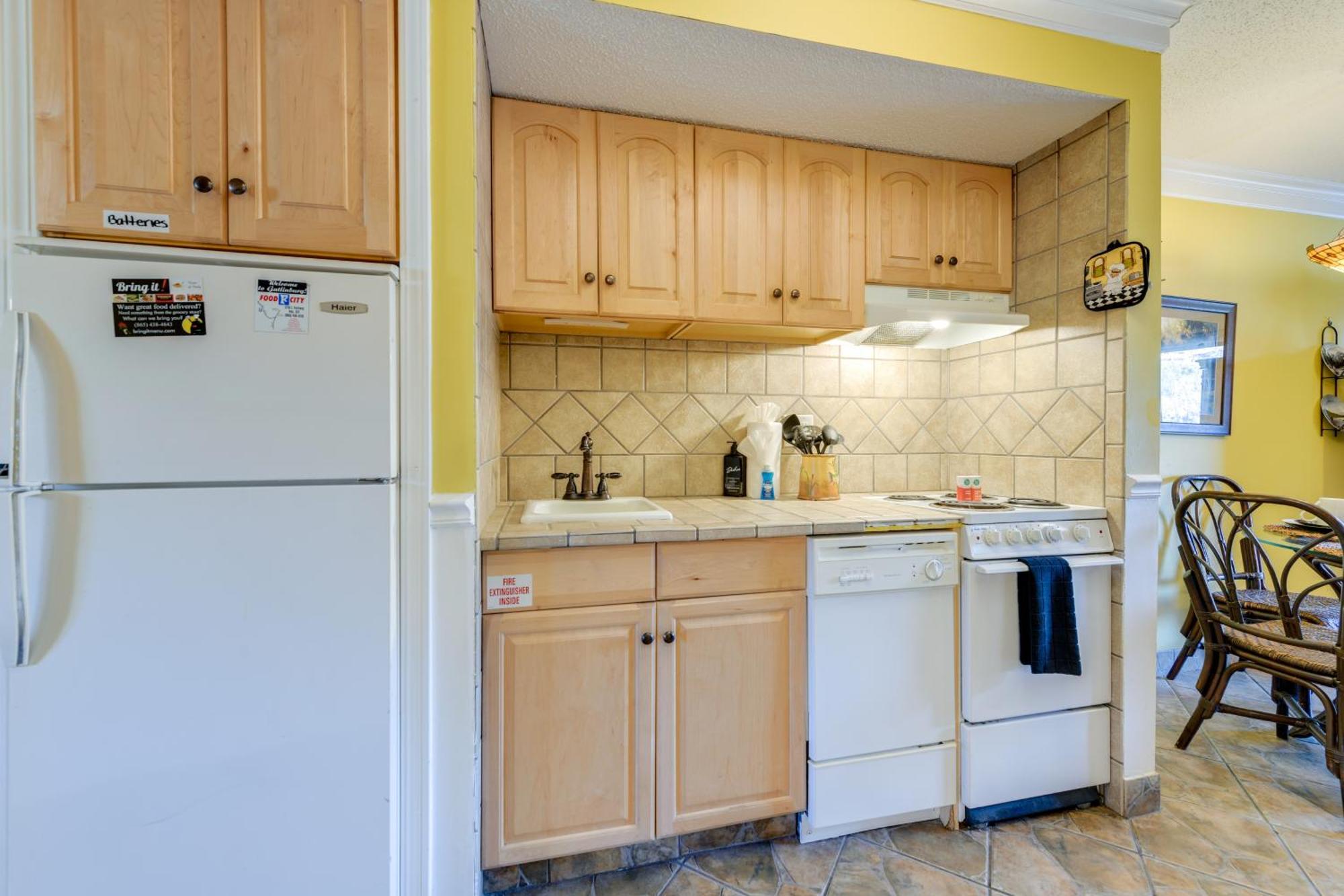 Apartment Downtown With Community Pool! *
