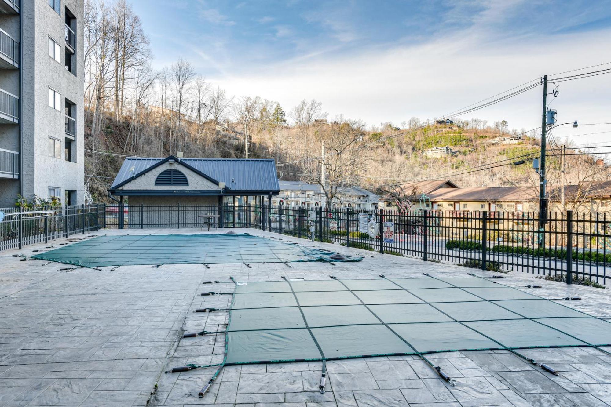 Downtown With Community Pool! Apartment *