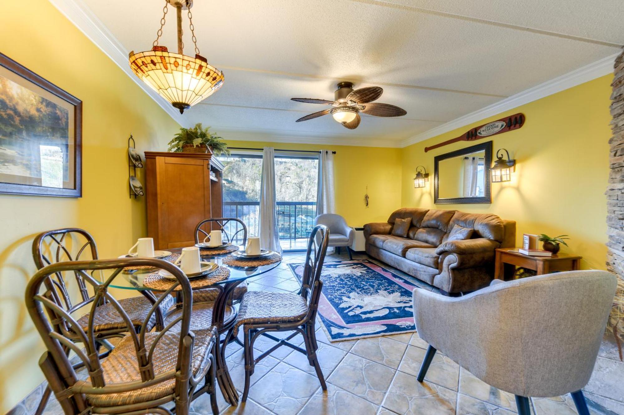Apartment Downtown With Community Pool!