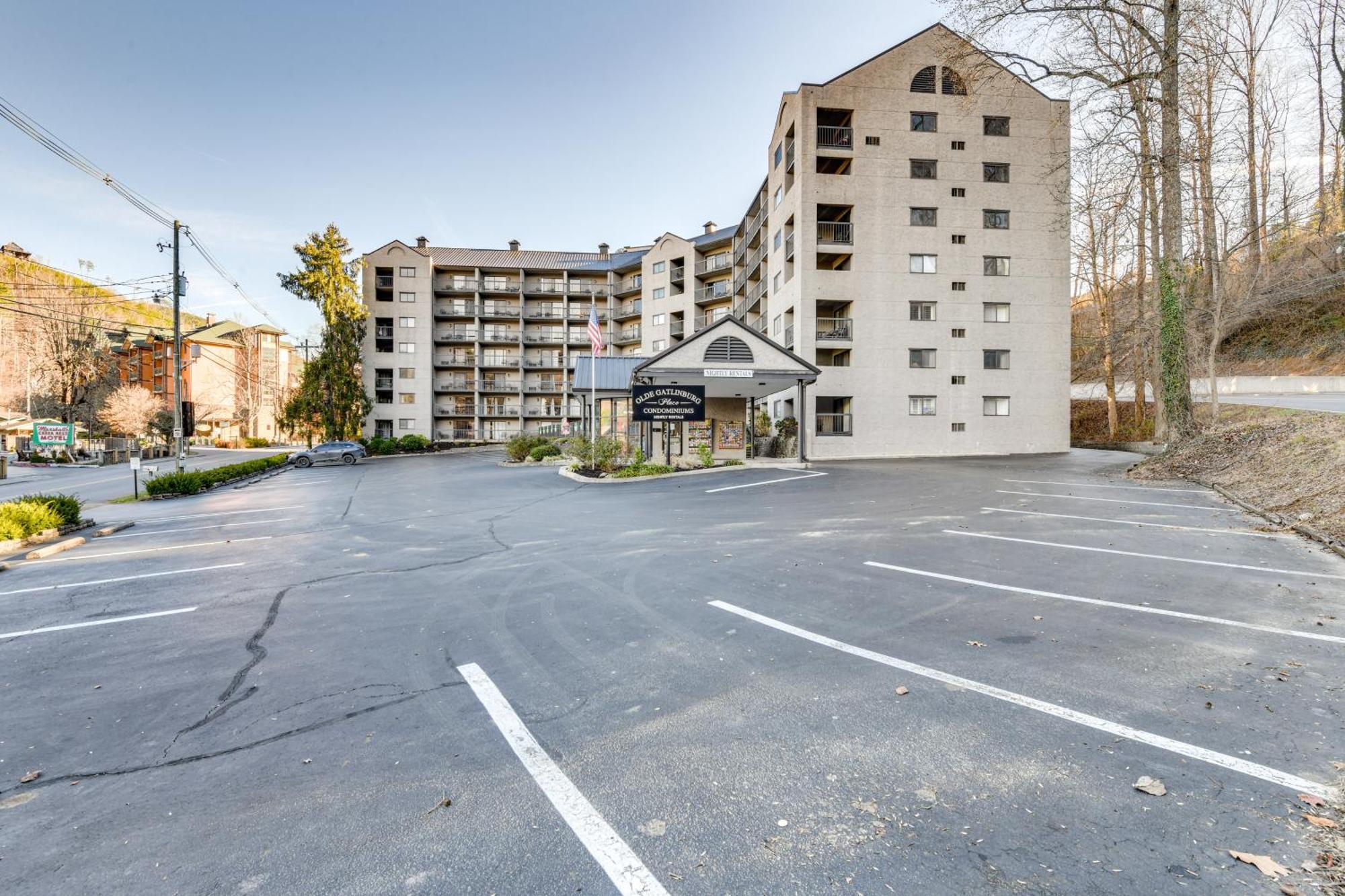 Downtown With Community Pool! Gatlinburg