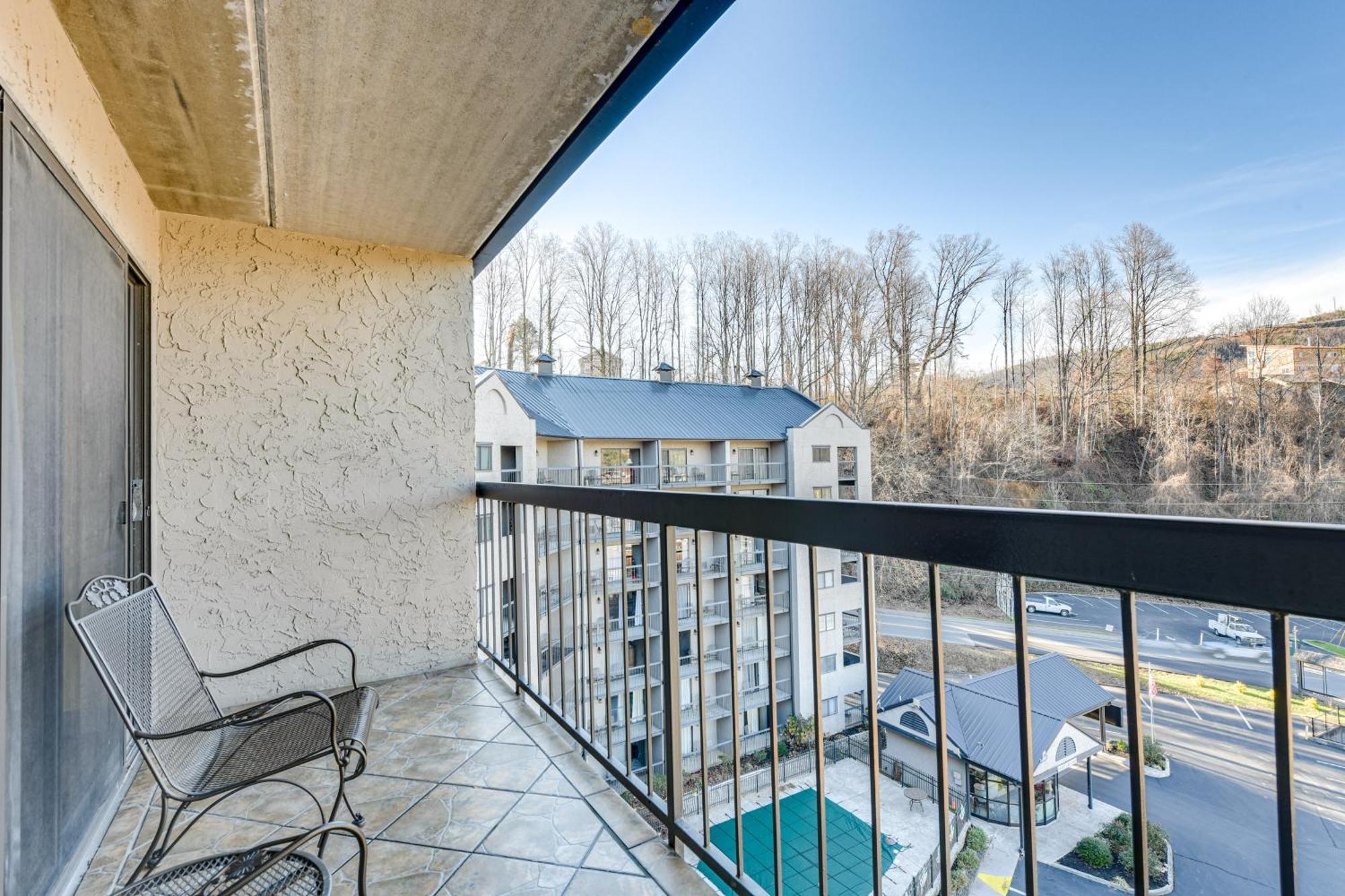 Downtown With Community Pool! Apartment *