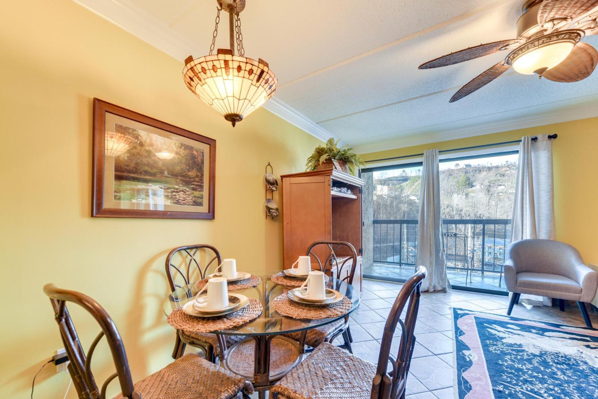 Apartment Downtown With Community Pool! *