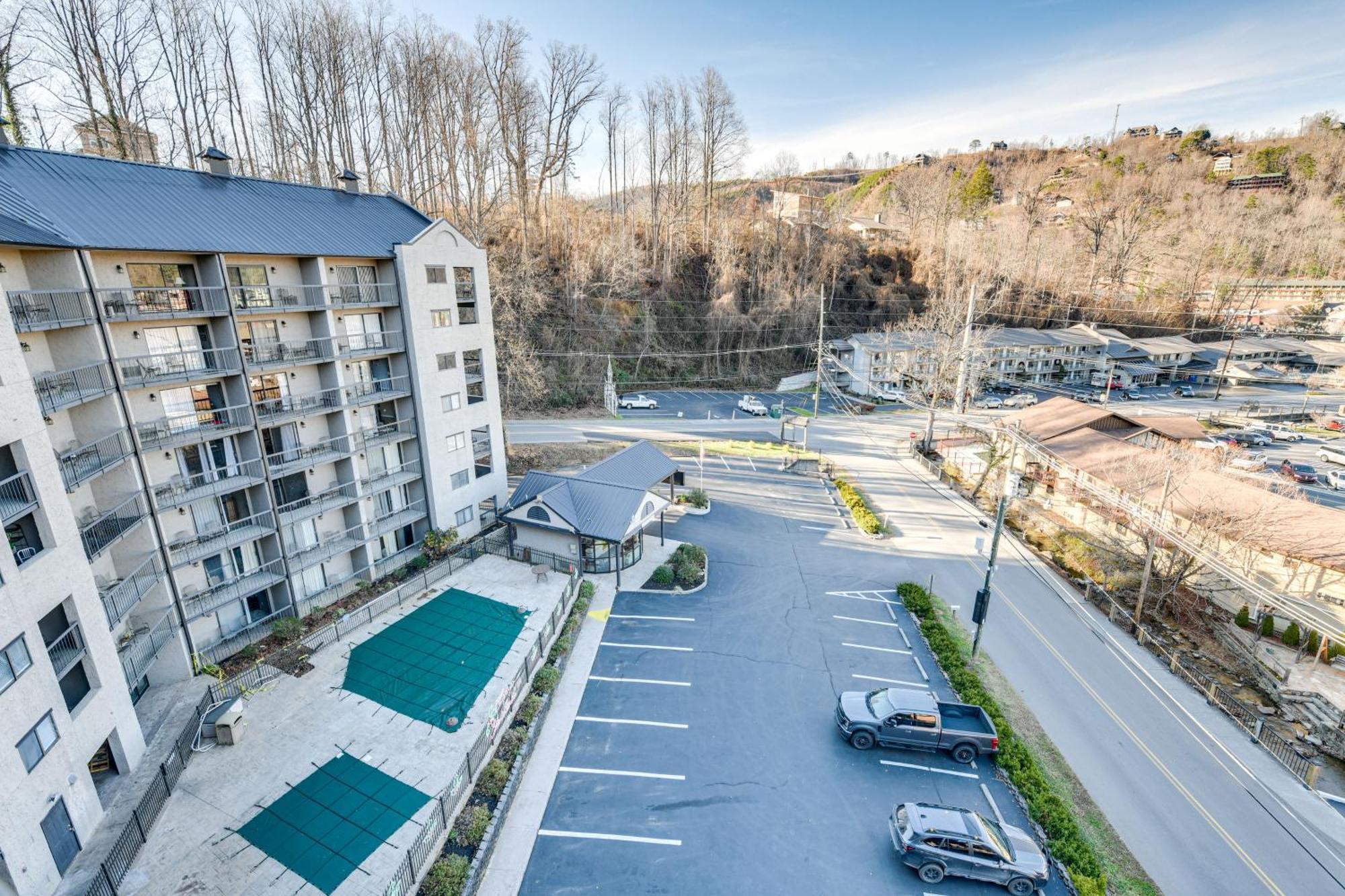 Downtown With Community Pool! * Gatlinburg