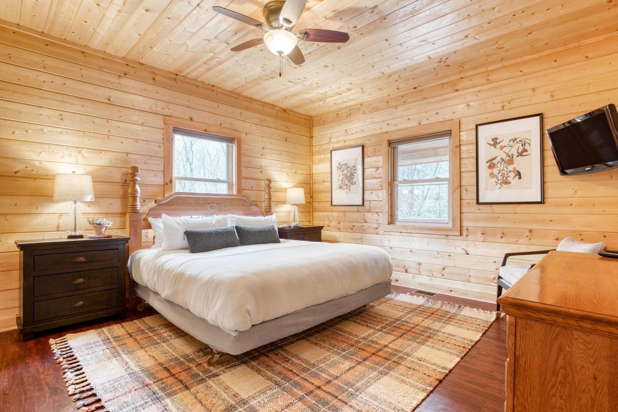 Ashberry By Avantstay Large Cabin Surrounded In Pine Tree W River Views Game Holiday home *