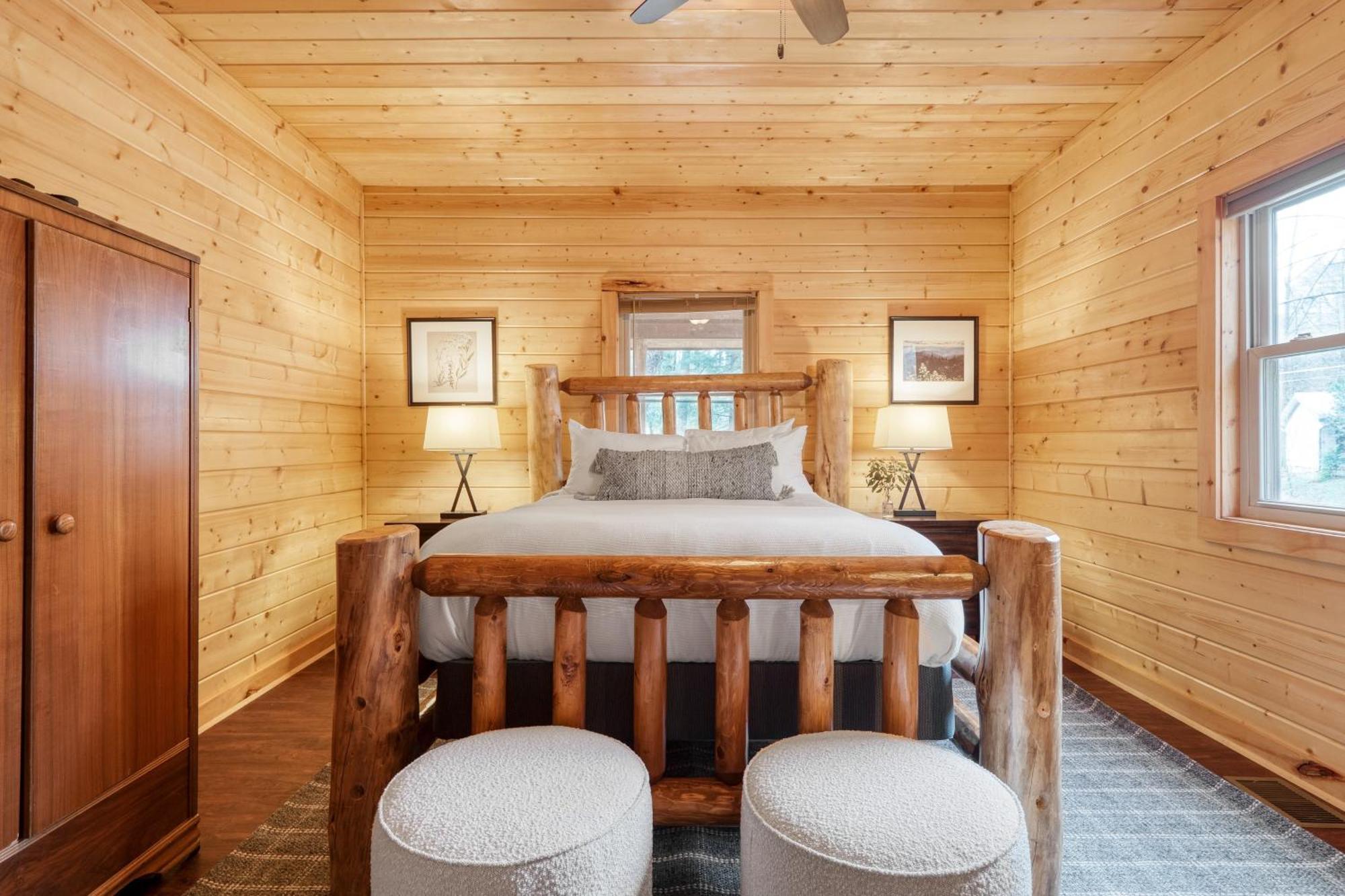 Holiday home Ashberry By Avantstay Large Cabin Surrounded In Pine Tree W River Views Game *