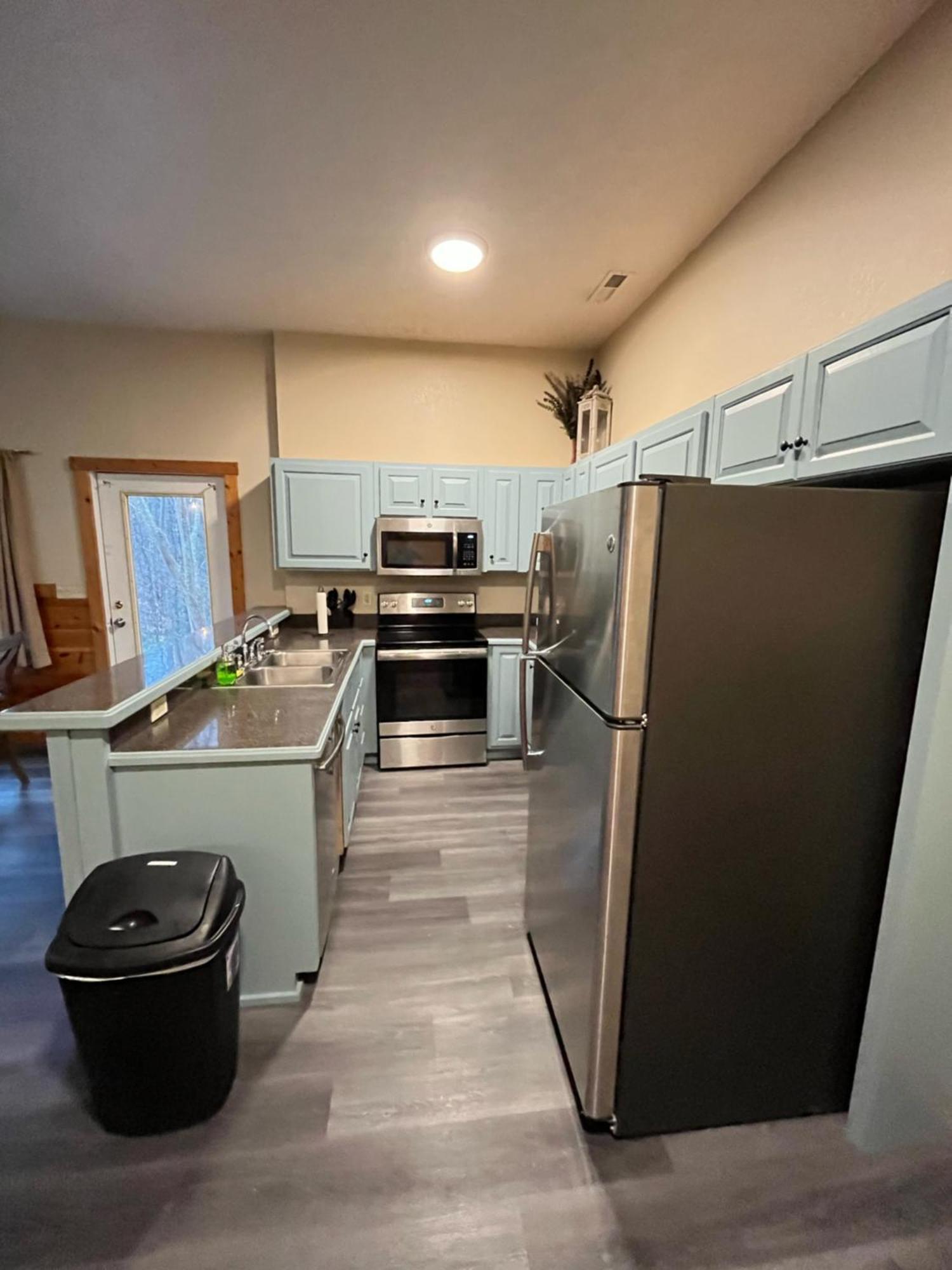 Smokey Mountain Retreat, Hot Tub, Game Room, Sleeps 8! *