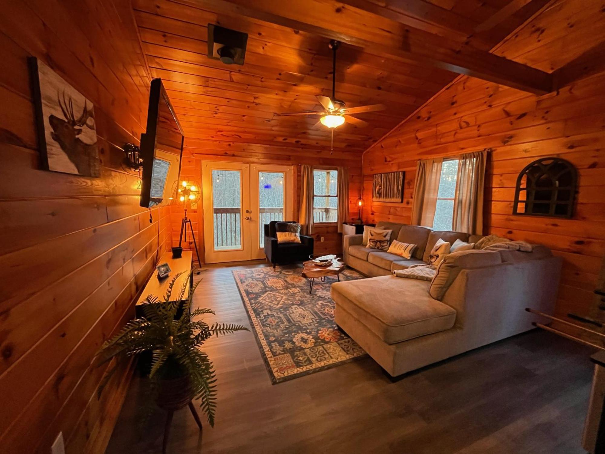 Smokey Mountain Retreat, Hot Tub, Game Room, Sleeps 8! Holiday home Gatlinburg