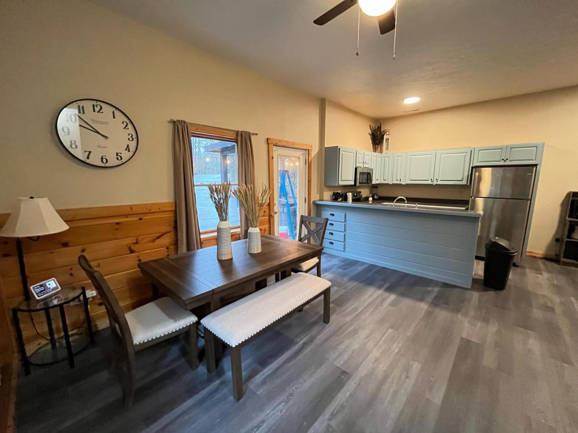 Smokey Mountain Retreat, Hot Tub, Game Room, Sleeps 8! * Gatlinburg