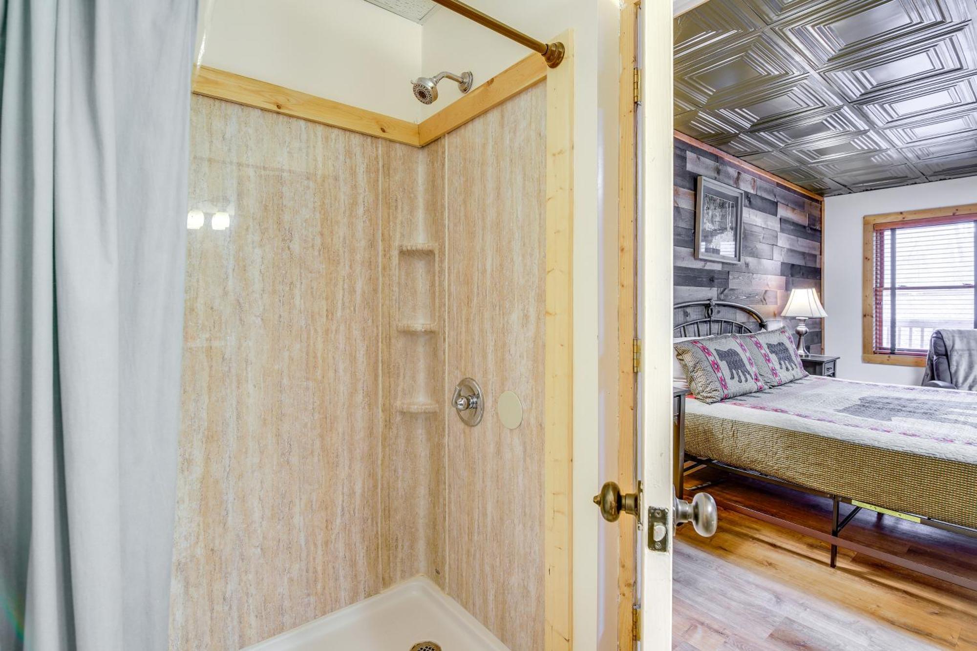 Holiday home Pet-friendly Retreat With Hot Tub! Gatlinburg