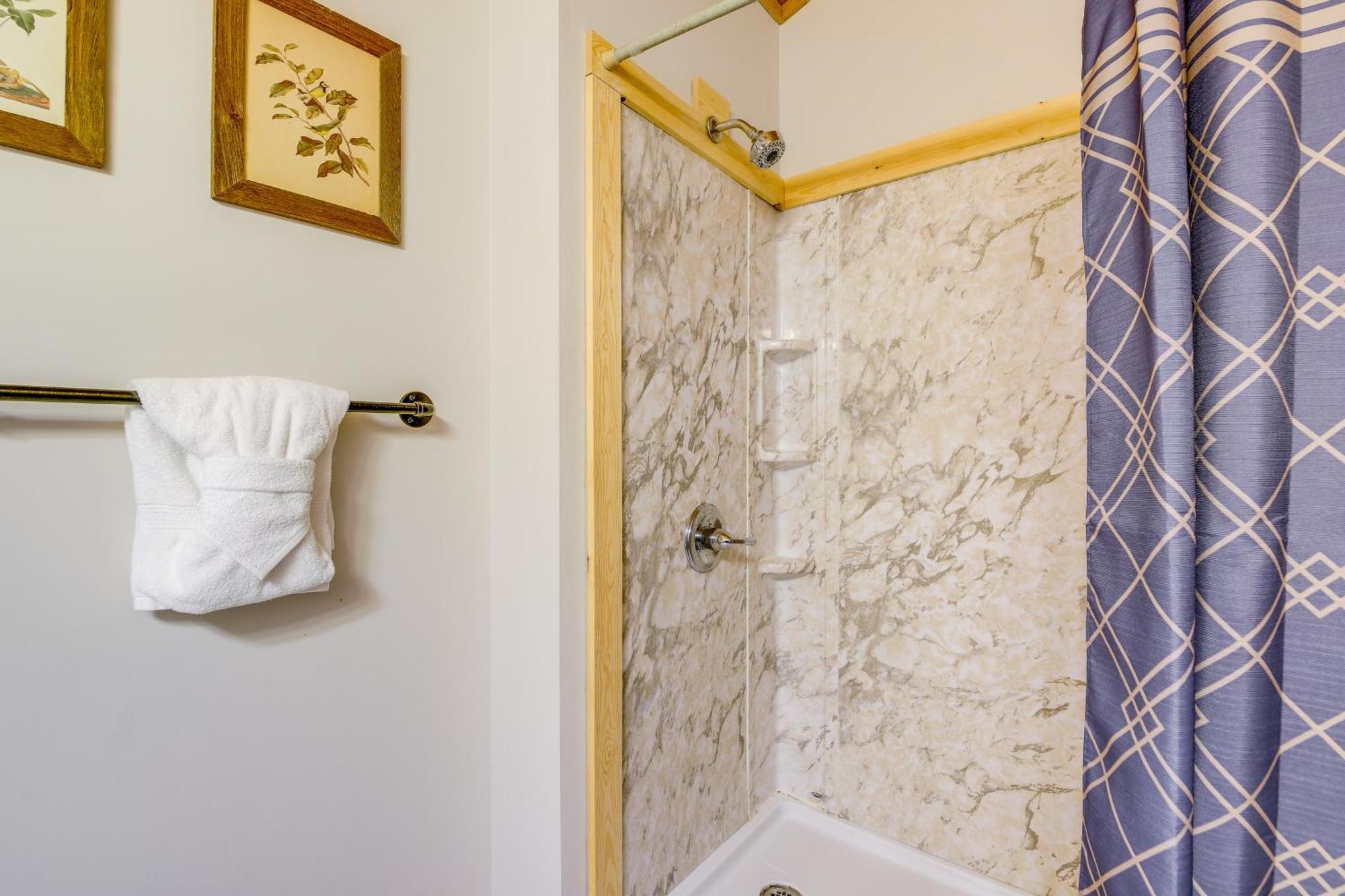 Holiday home Pet-friendly Retreat With Hot Tub!