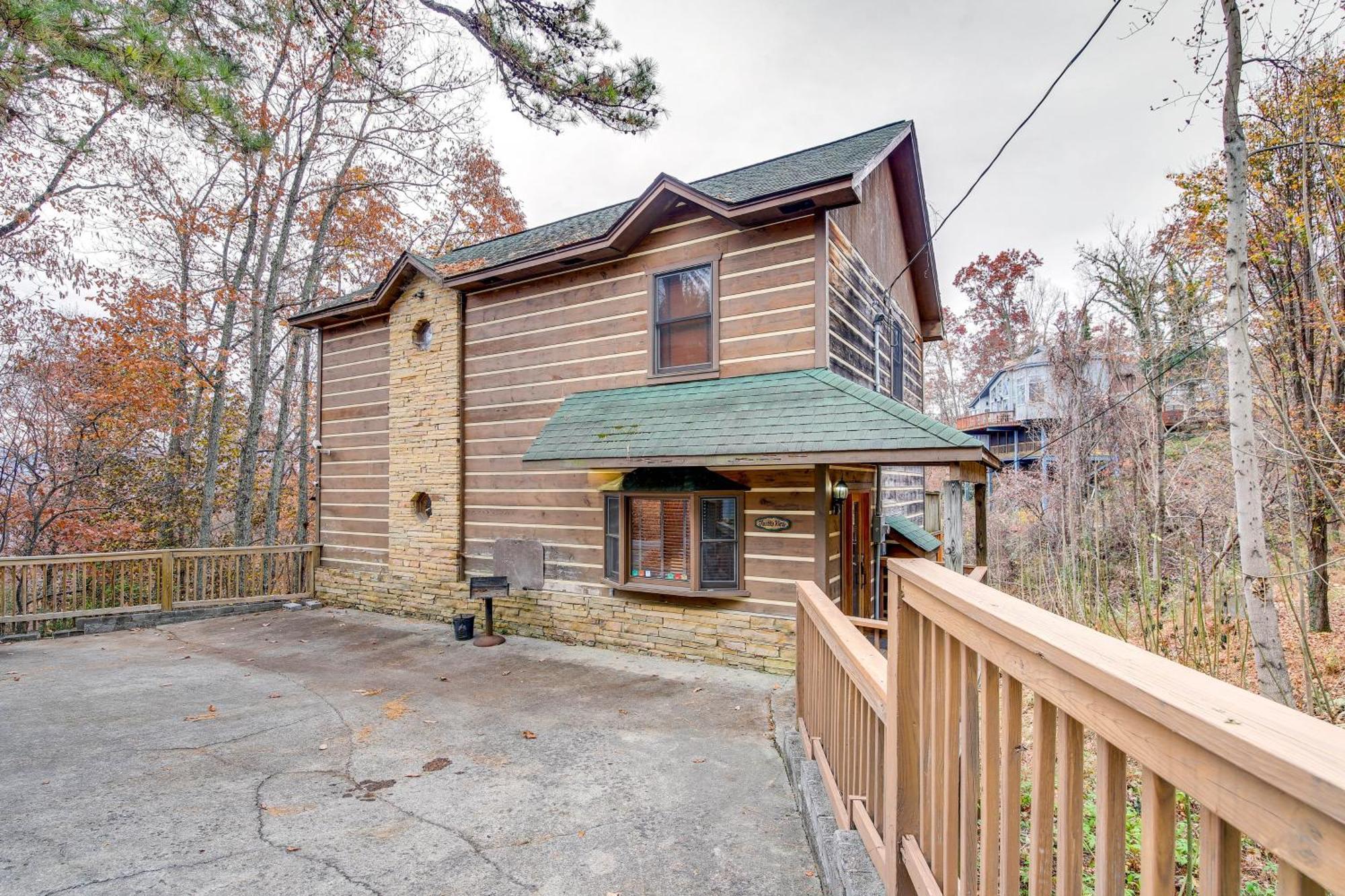 Pet-friendly Retreat With Hot Tub! Holiday home Gatlinburg