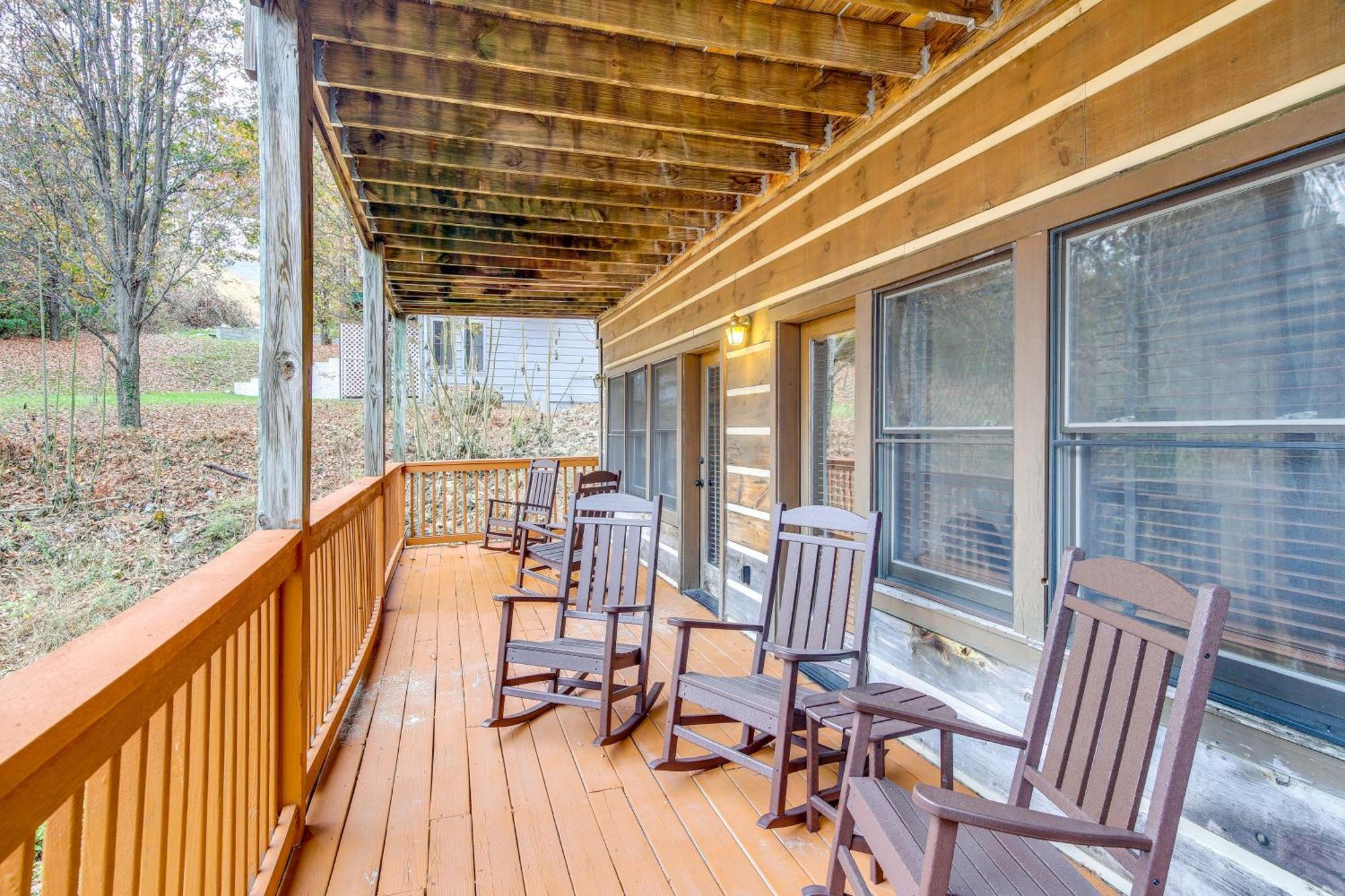 Pet-friendly Retreat With Hot Tub!
