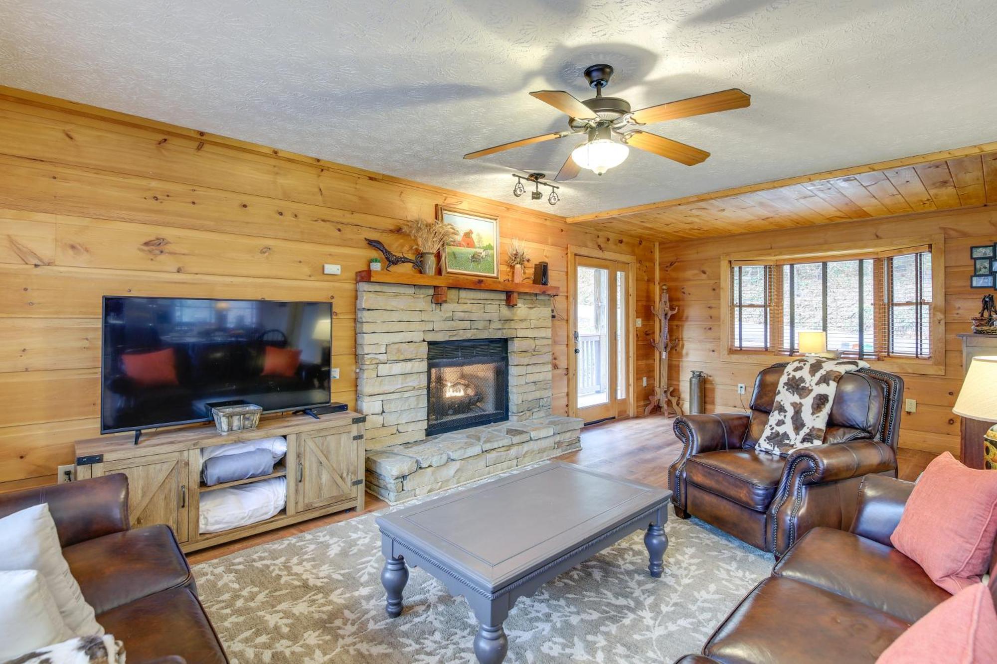 Pet-friendly Retreat With Hot Tub!