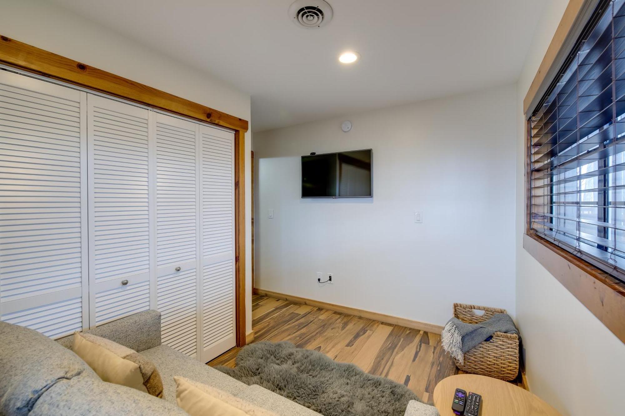 Upscale Deck, Fire Pit And Hot Tub Holiday home *
