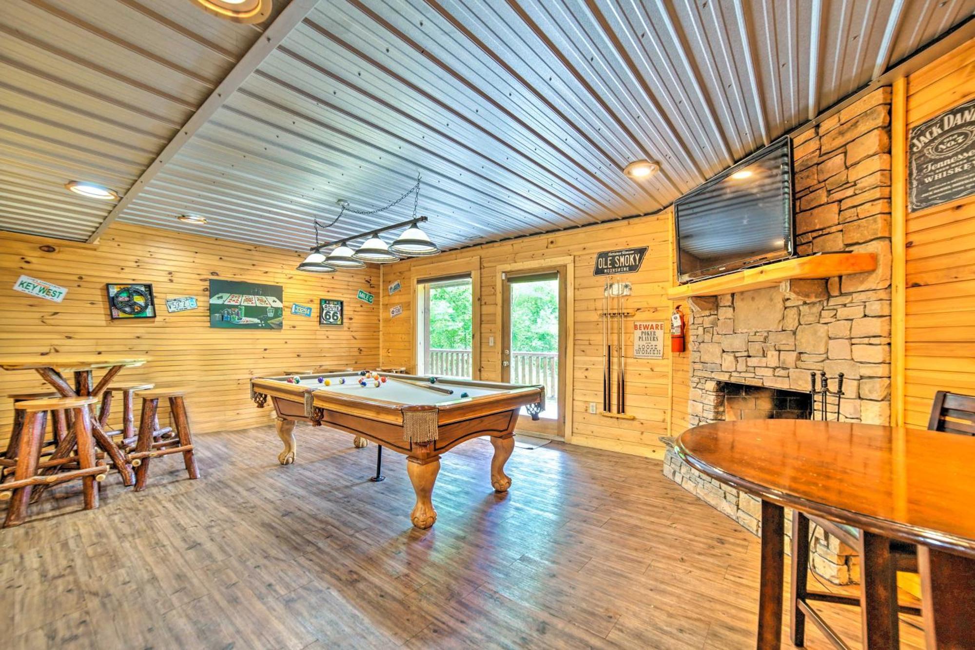 With Theater And Hot Tub! Holiday home *