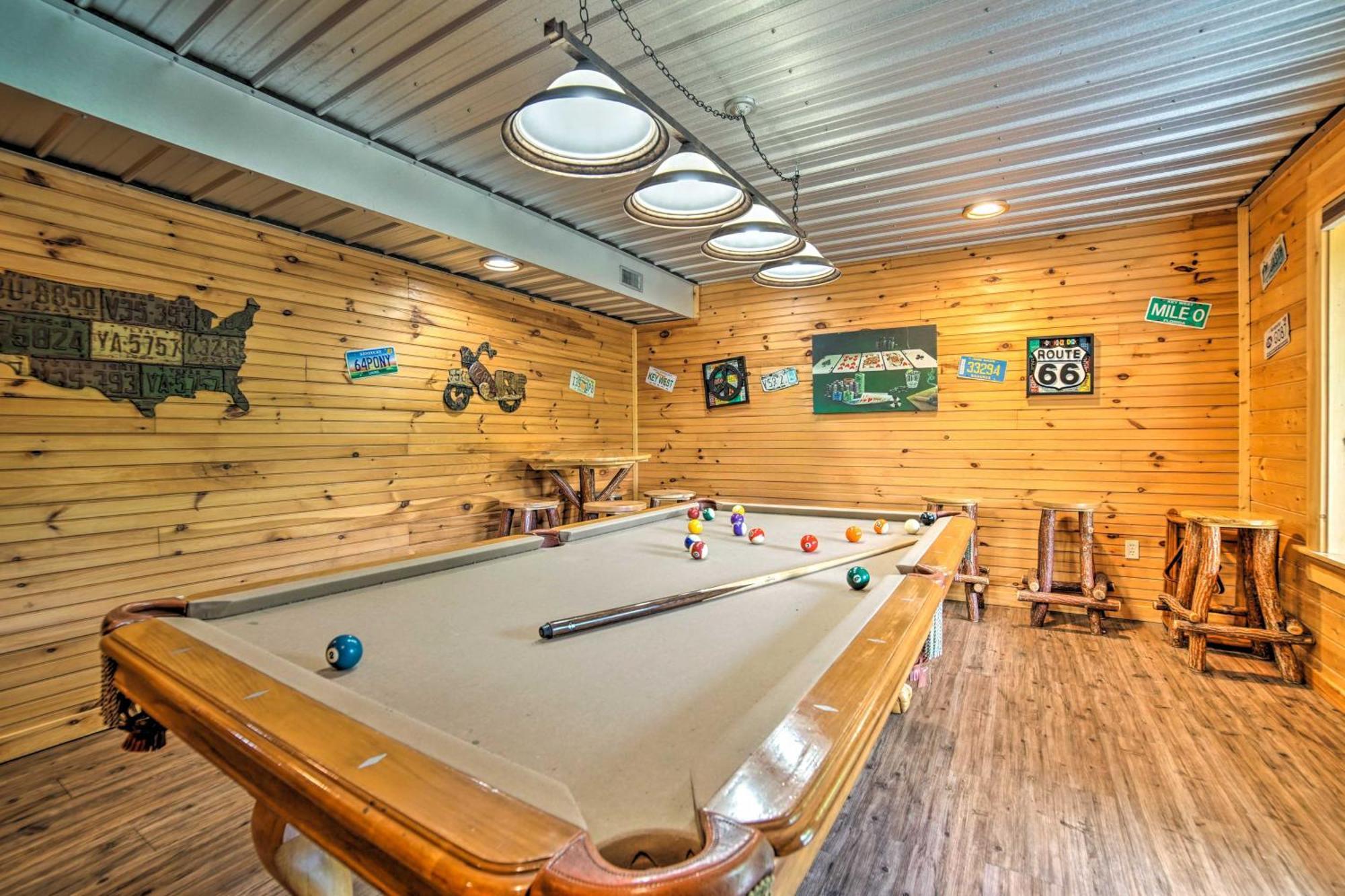 With Theater And Hot Tub! Holiday home