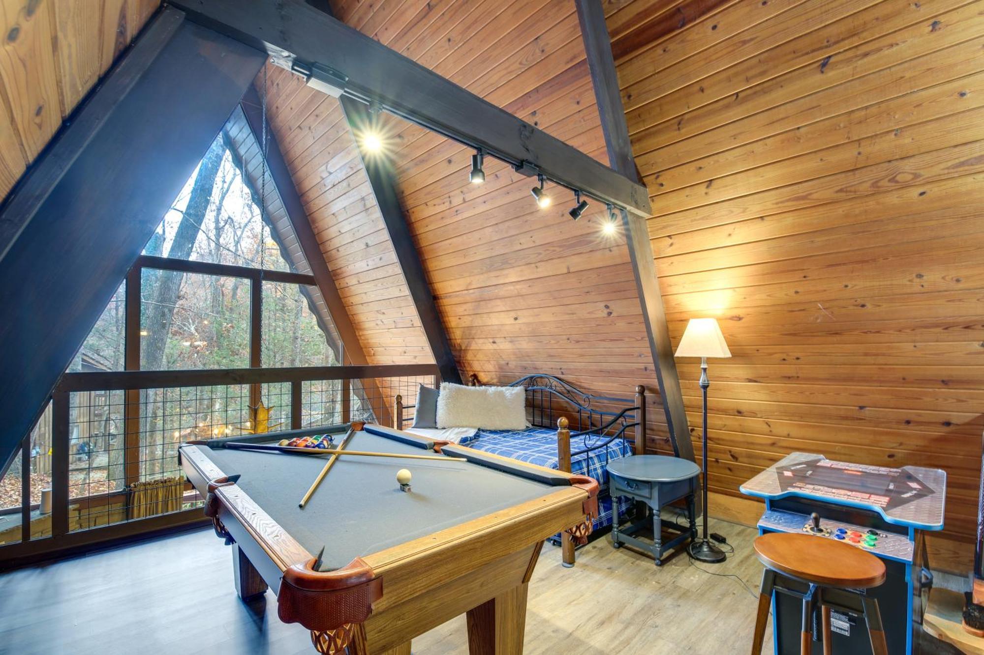 A-frame With Hot Tub Near Parkway