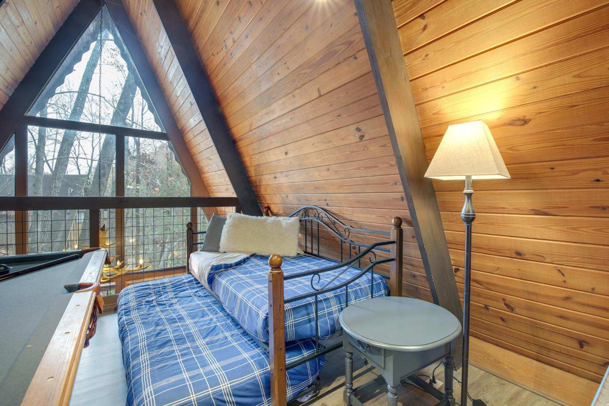 A-frame With Hot Tub Near Parkway Holiday home *