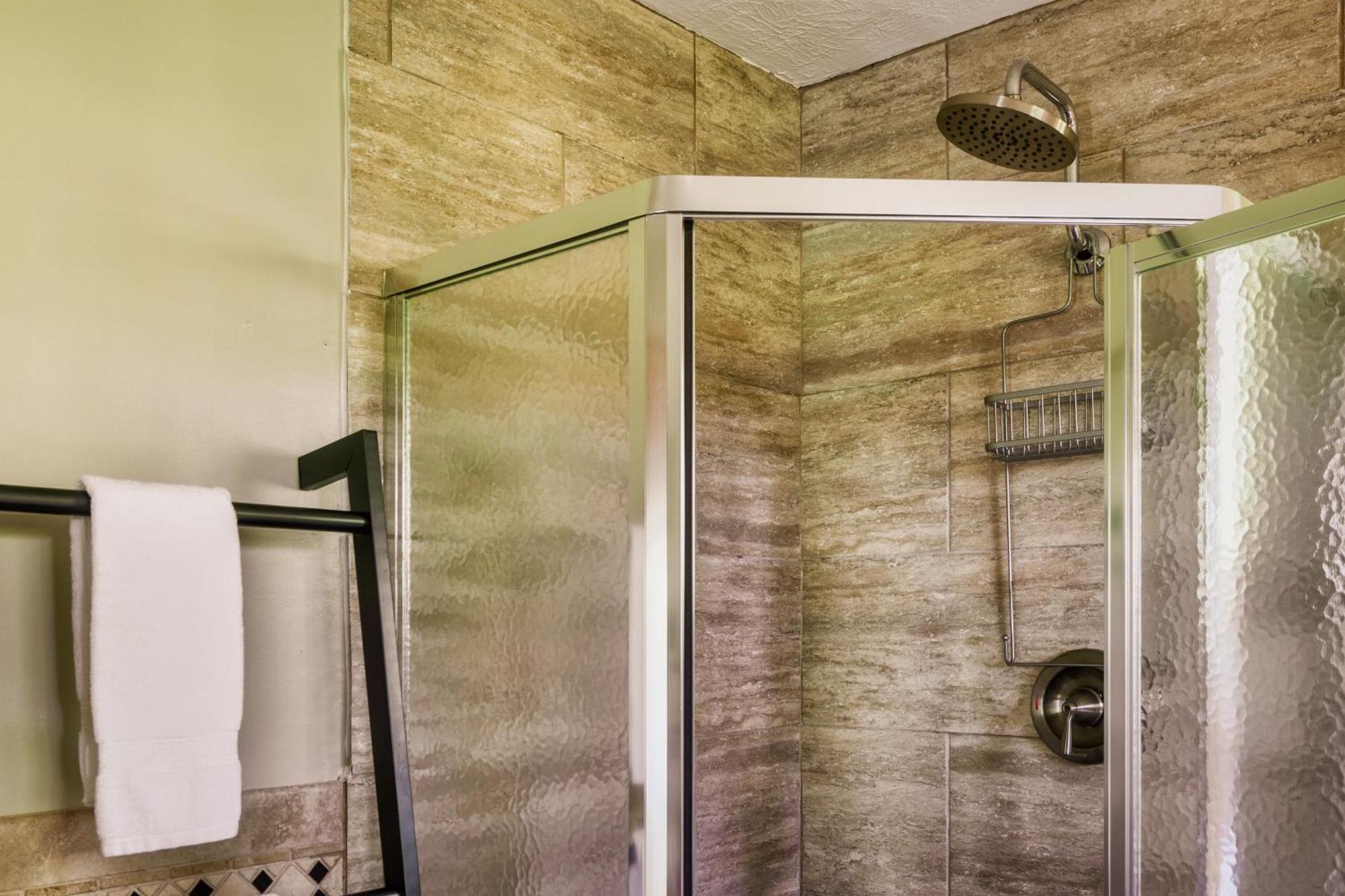 Chalet Woodhaven - Private - 3 - Gorgeous Views - 3 Pools - Gamerm - Hottub - Lots Of Bears *
