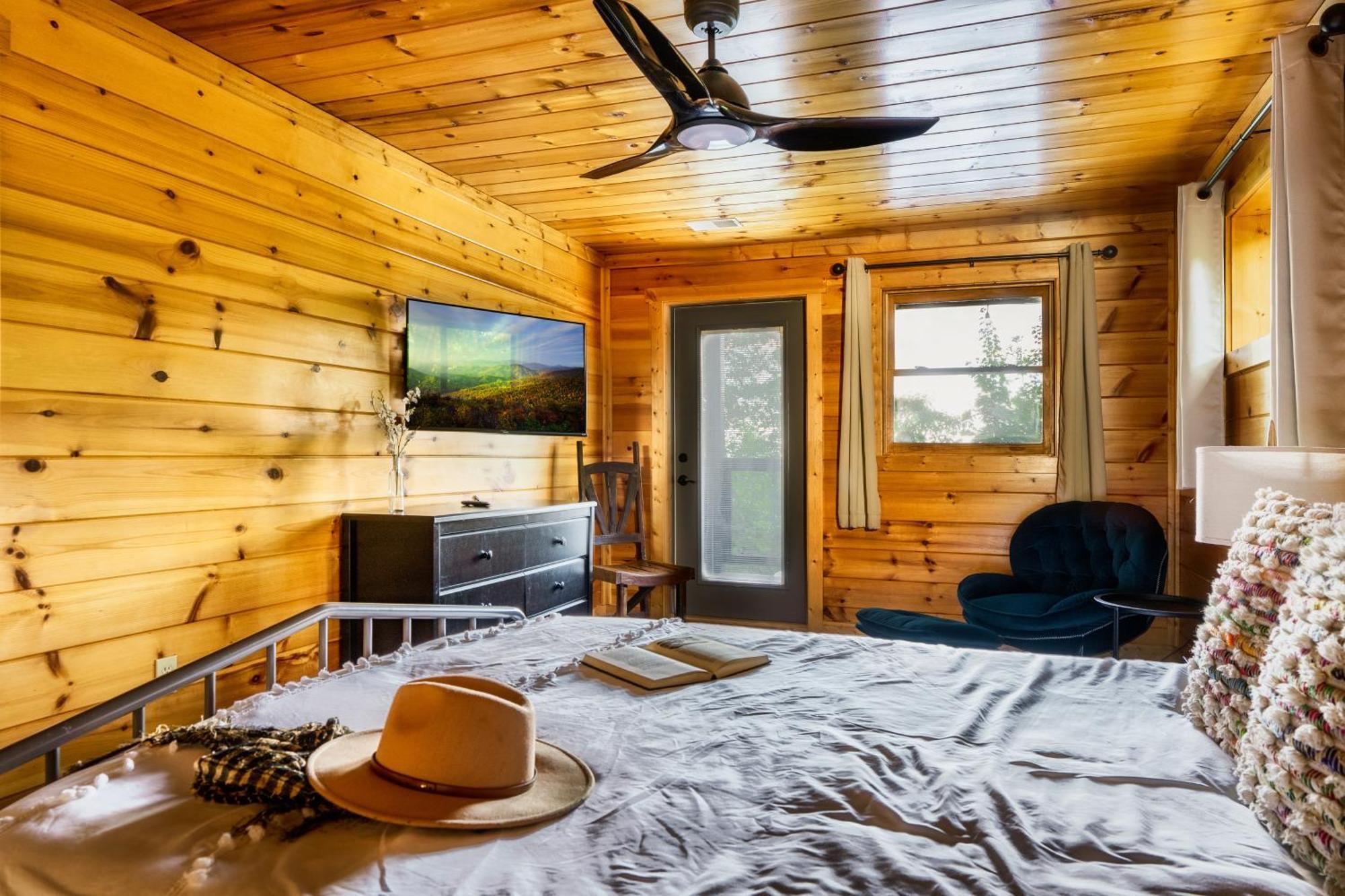 Woodhaven - Private - 3 - Gorgeous Views - 3 Pools - Gamerm - Hottub - Lots Of Bears Chalet