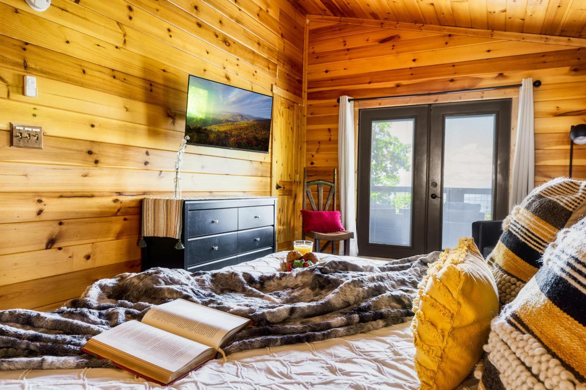 Chalet Woodhaven - Private - 3 - Gorgeous Views - 3 Pools - Gamerm - Hottub - Lots Of Bears