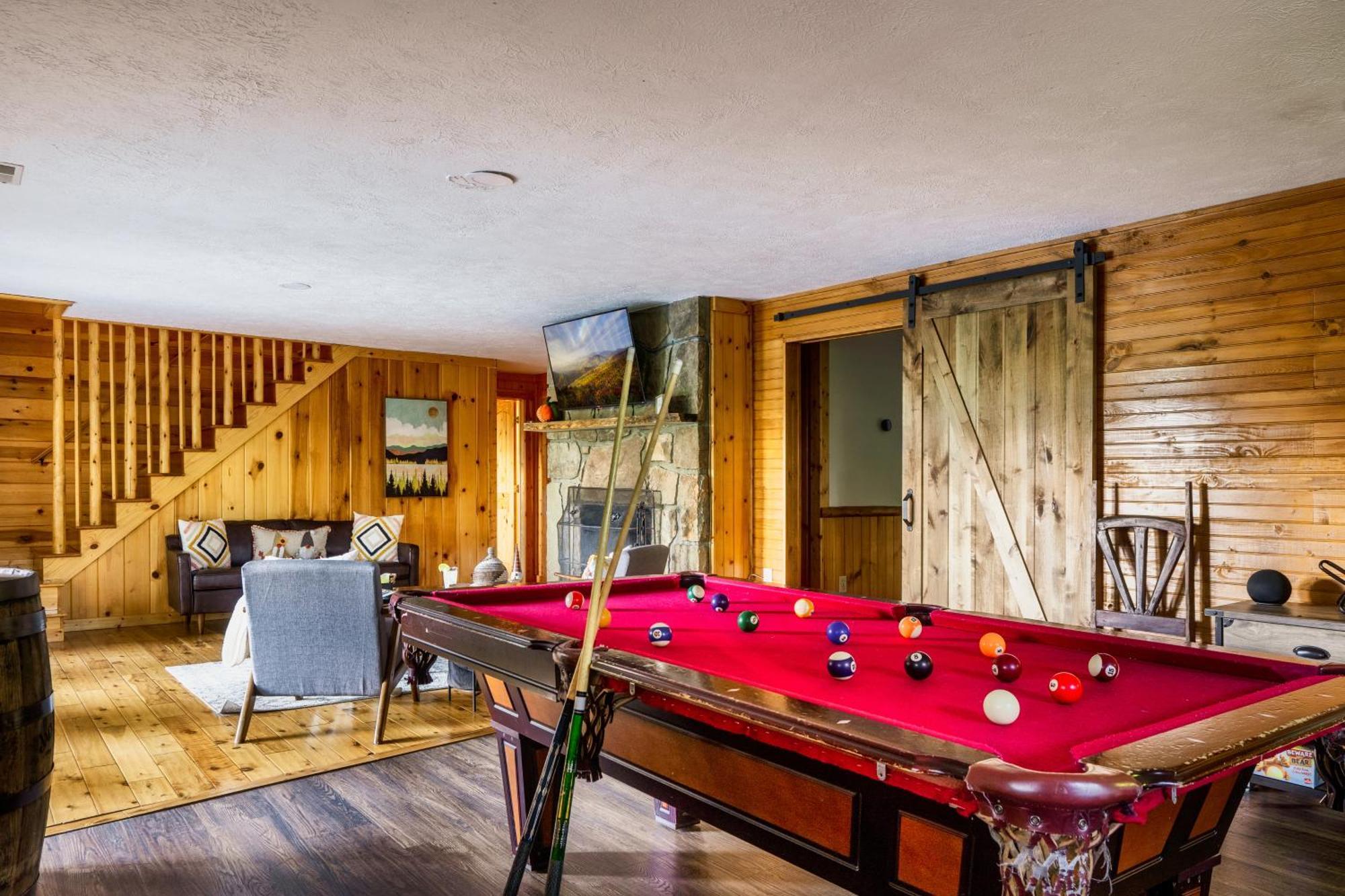 Woodhaven - Private - 3 - Gorgeous Views - 3 Pools - Gamerm - Hottub - Lots Of Bears Chalet