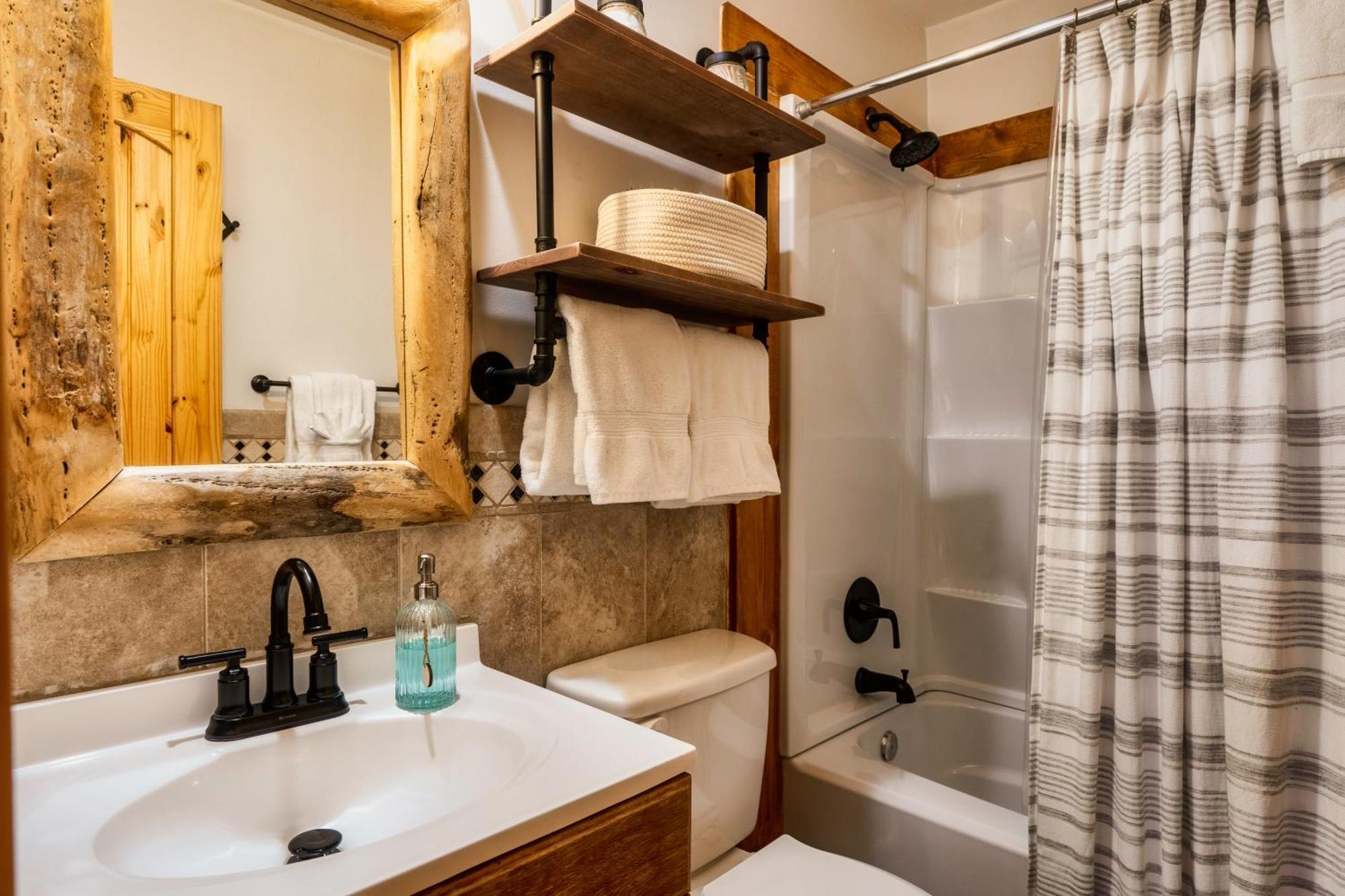 Chalet Woodhaven - Private - 3 - Gorgeous Views - 3 Pools - Gamerm - Hottub - Lots Of Bears