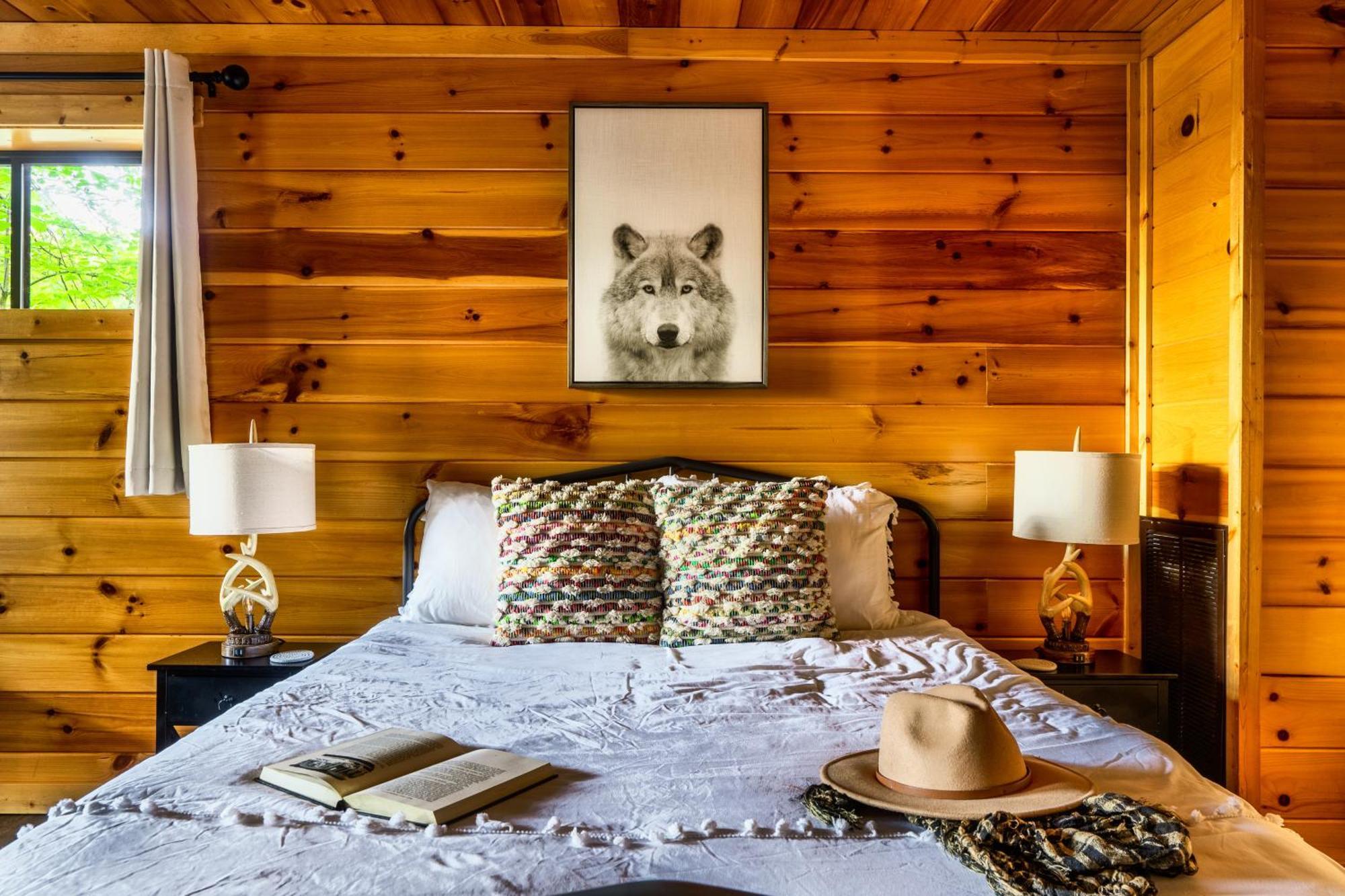 Chalet Woodhaven - Private - 3 - Gorgeous Views - 3 Pools - Gamerm - Hottub - Lots Of Bears